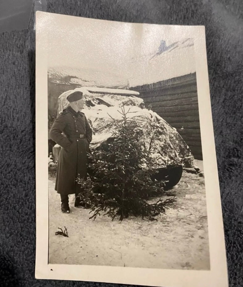 Photo petit format ancienne deuxième guerre mondiale. Soldat allemand posant à côté d’un camion sous la neige.