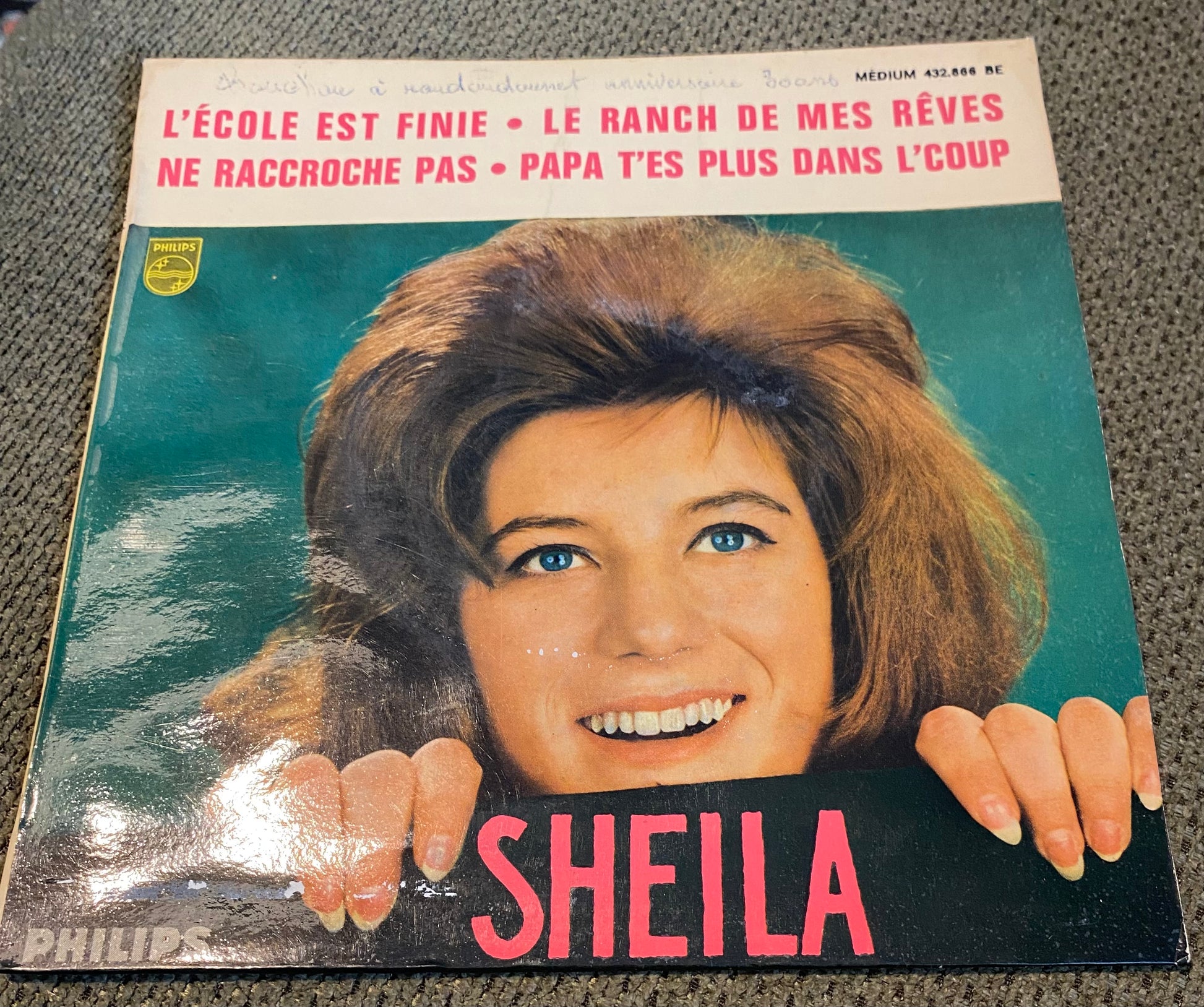 Disque vinyle 45 tours Sheila. L’école est finie