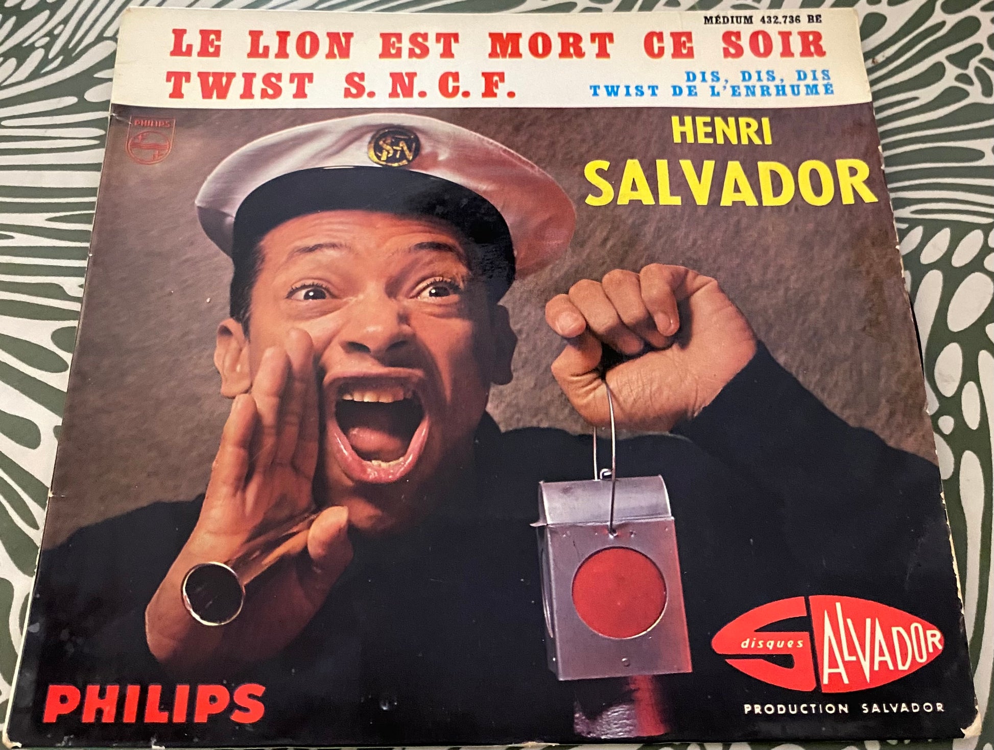 Disque vinyle 45 tours Henri Salvador. Le lion est mort ce soir