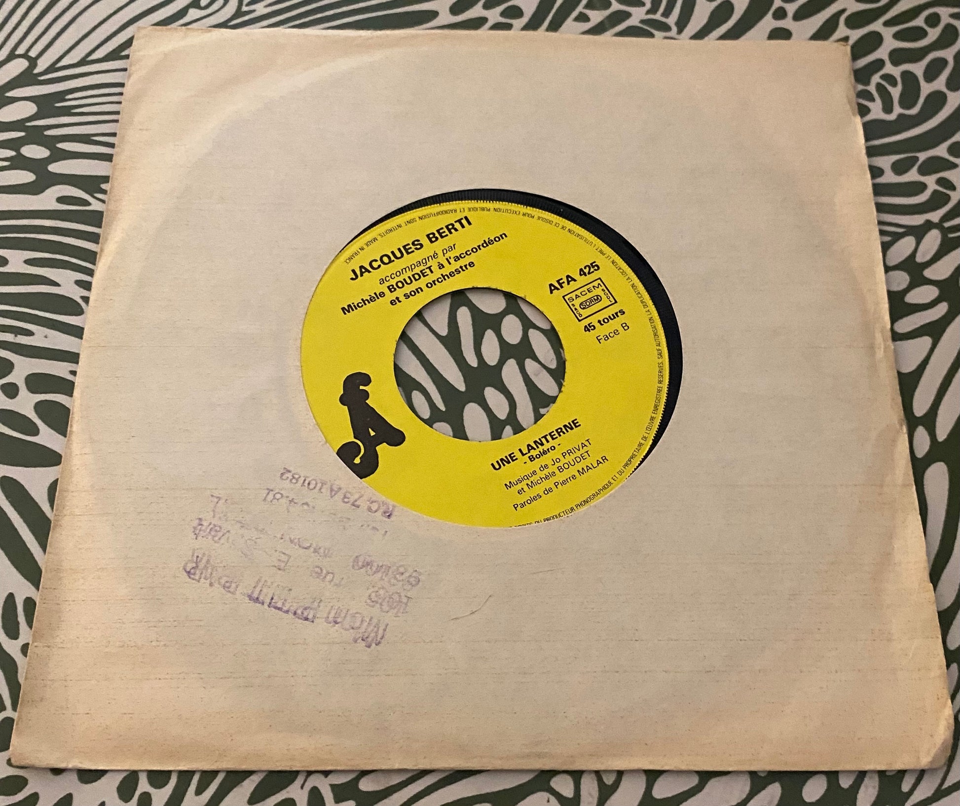 Disque vinyle 45 tours Jacques Berti accompagné par Michèle Boudet a l’accordéon et son orchestre