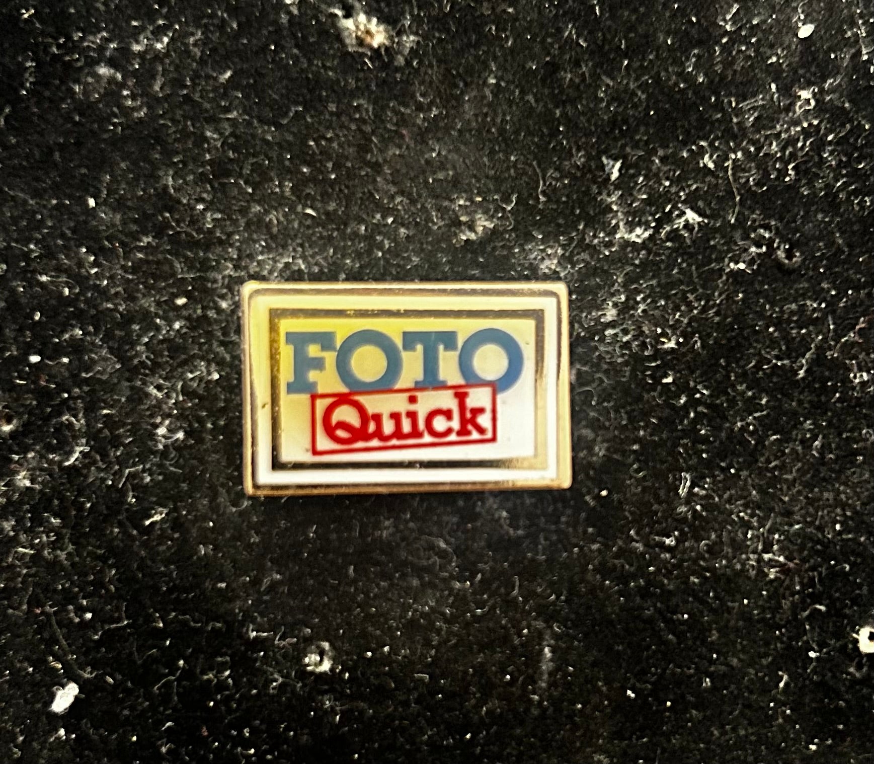 Pin’s ancien Foto Quick
