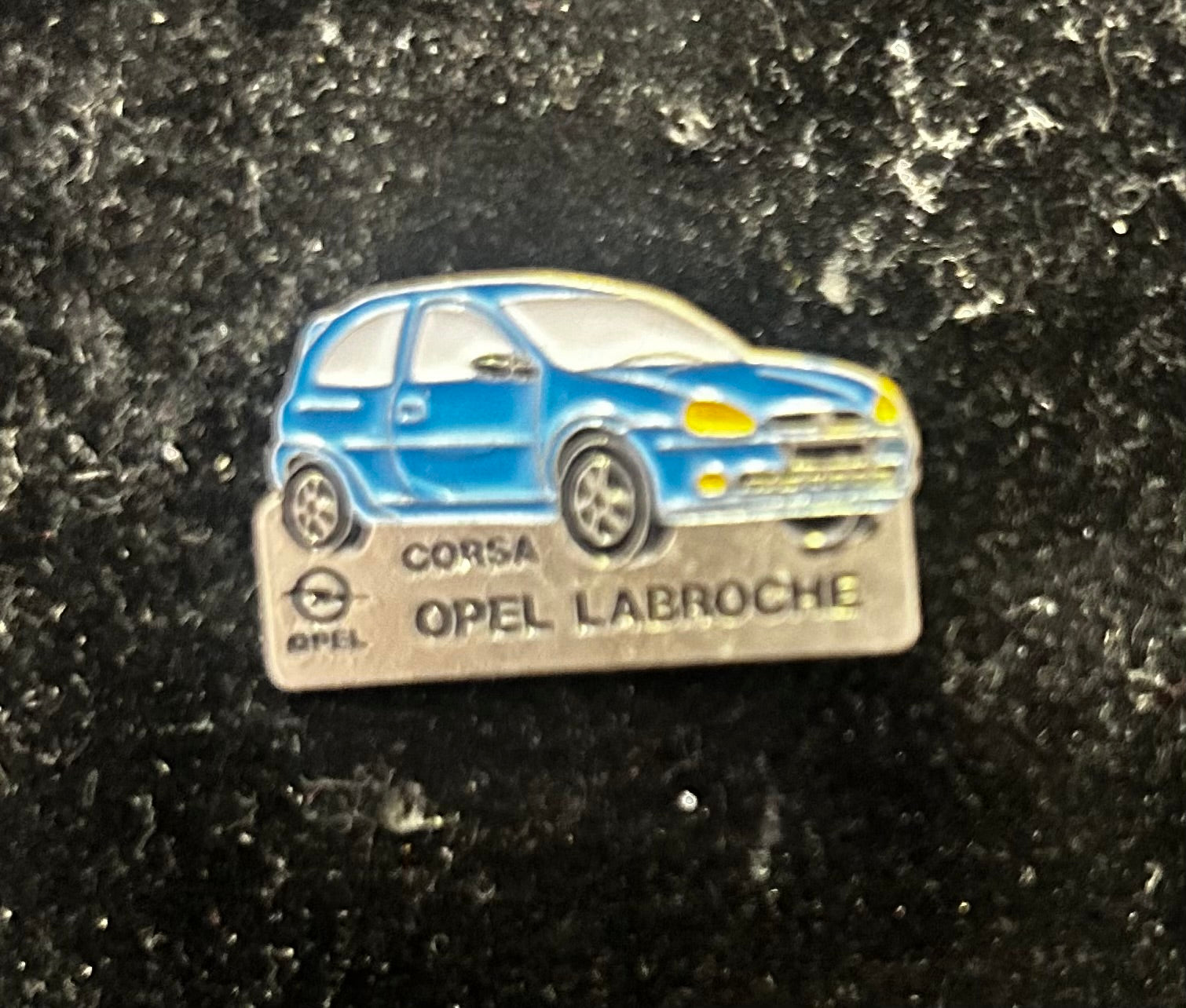 Pin’s ancien Opel. Corsa Opel Labroche