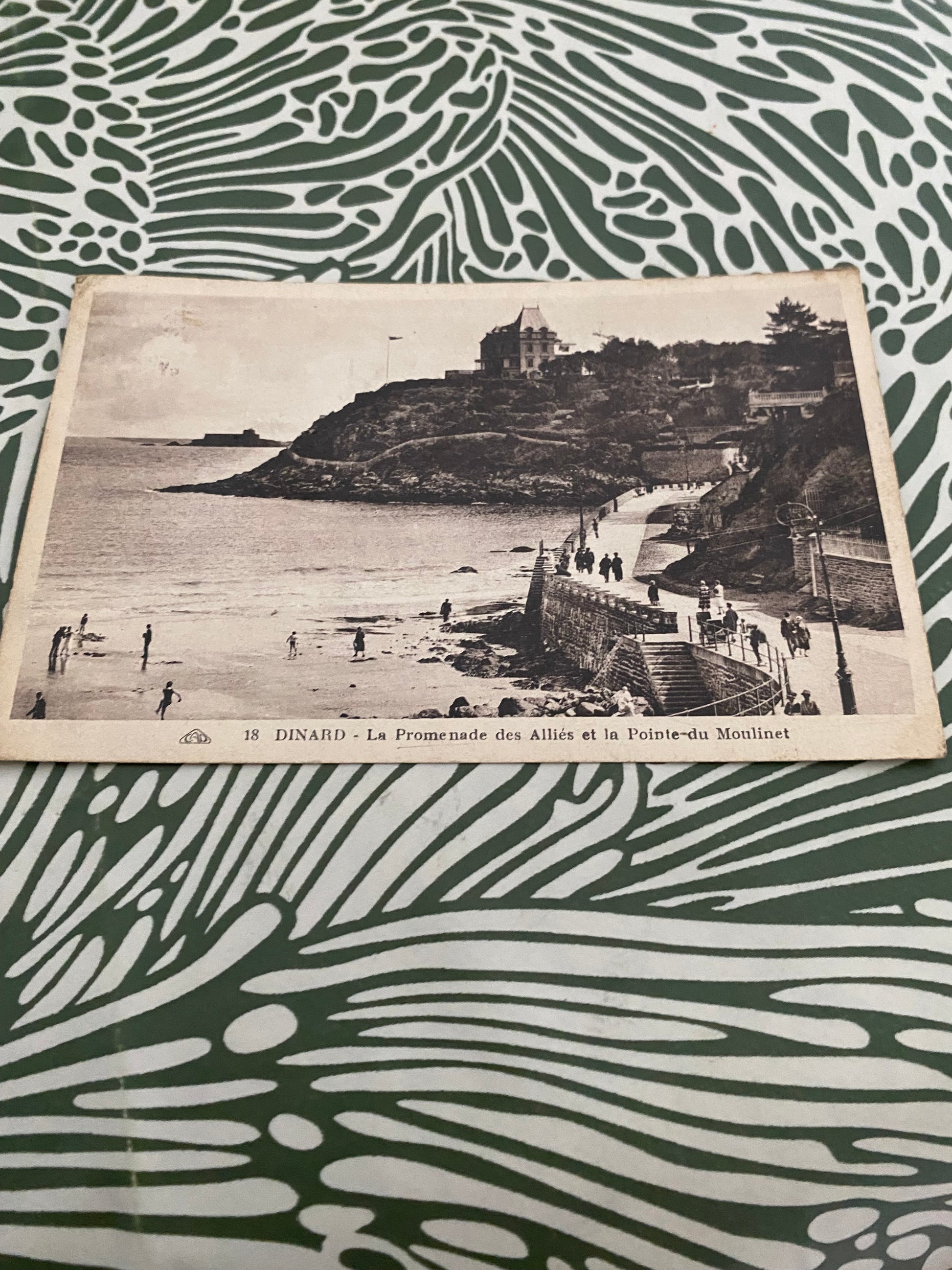 Carte postale ancienne Dinard. La promenade des alliés et la pointe du Moulinet