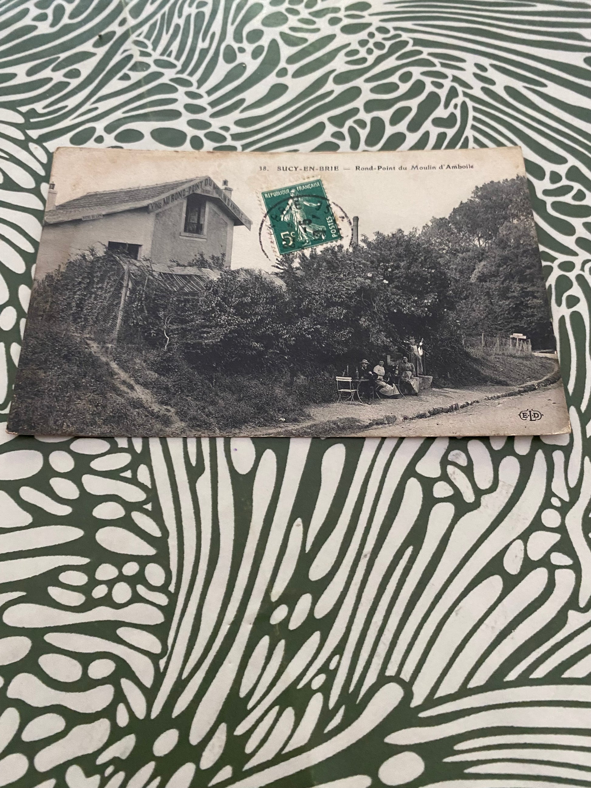 Carte postale ancienne. Sucy-En-Brie. Rond point du Moulin d’Amboile.