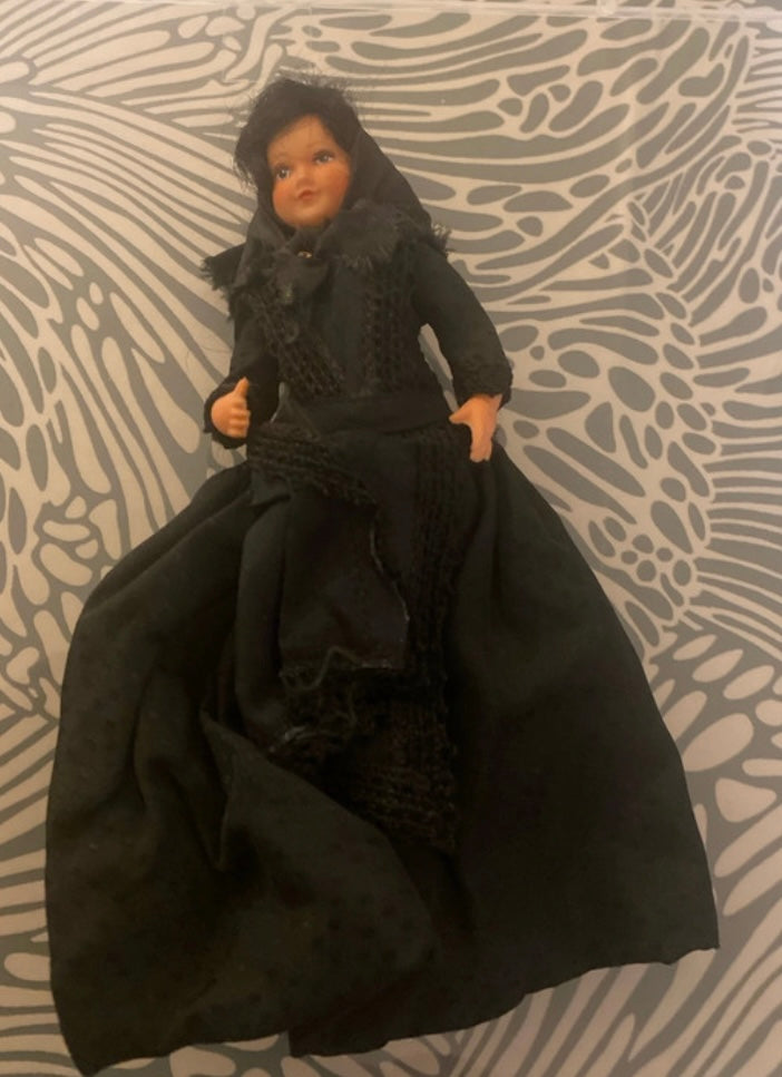 Poupée ancienne de collection régionale. Robe noire