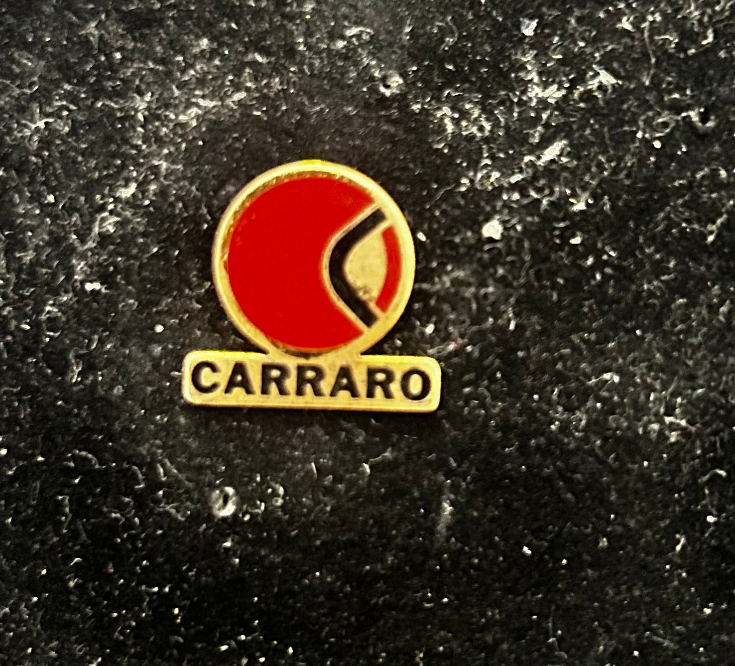 Pin’s ancien Carraro