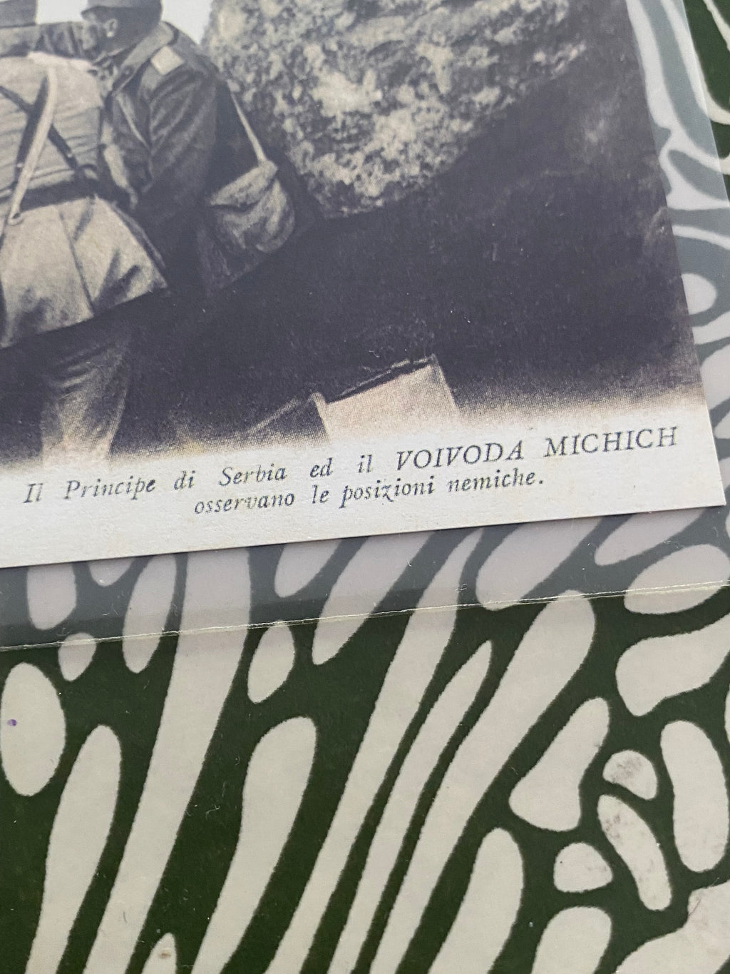 Carte postale ancienne. Le prince de Serbie et le Voivod Michitch observant les positions ennemies. Dans une pochette de protection