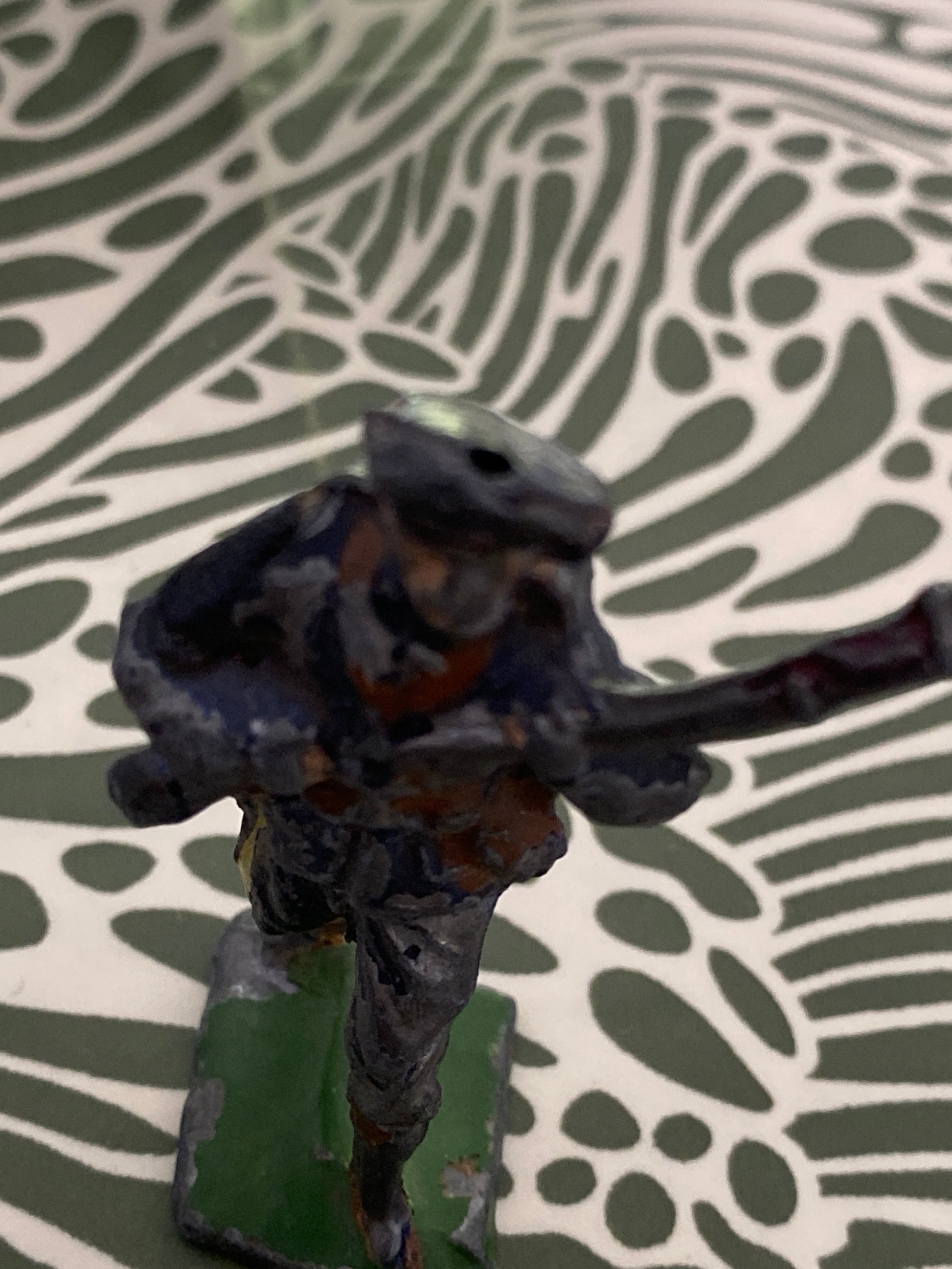 Figurine ancienne soldat en plomb marque X R. Made in France. Hauteur 6 cm