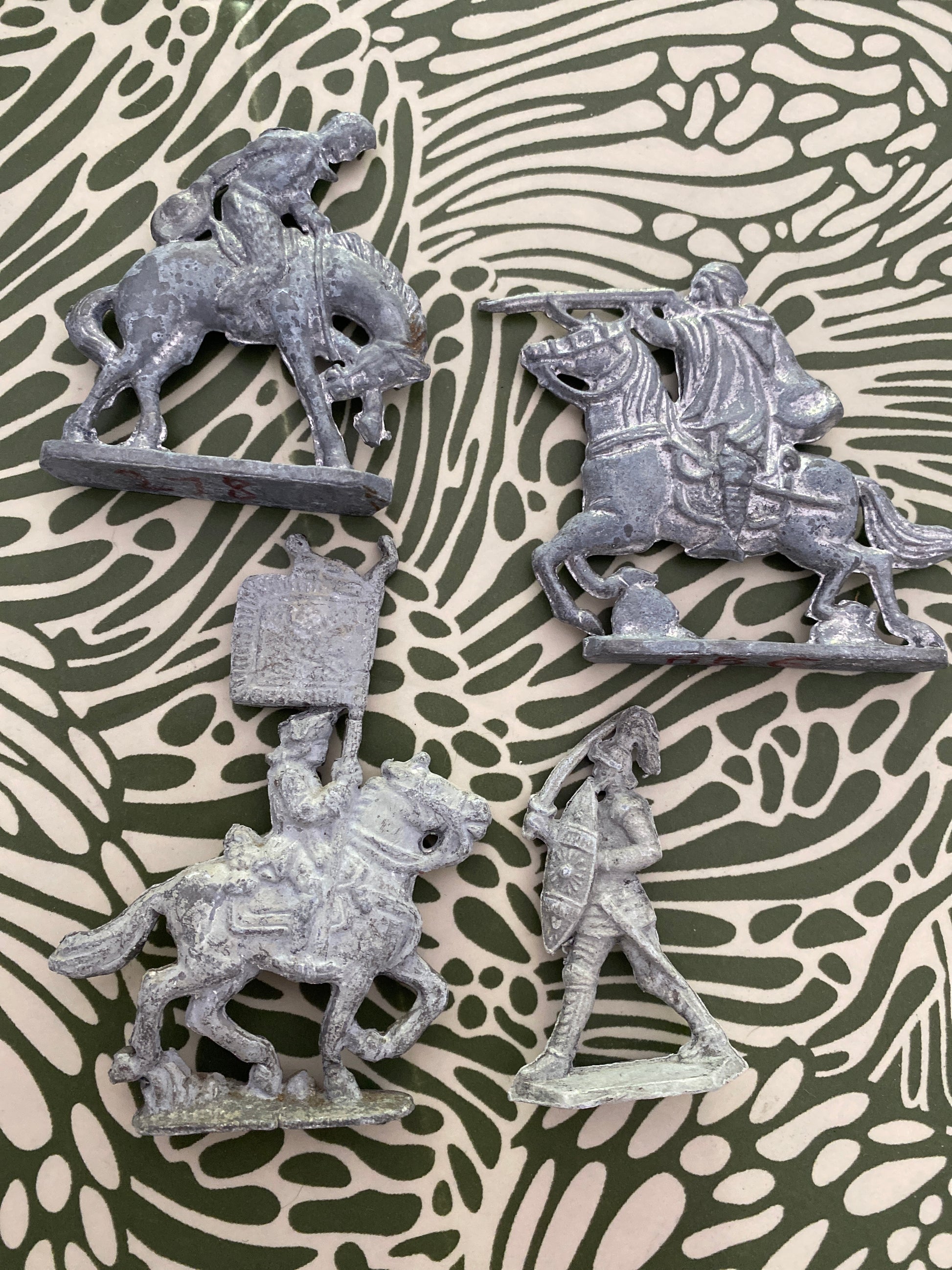 Figurines en étain. Plat d’étain Lot de 4. Hauteur 6 cm