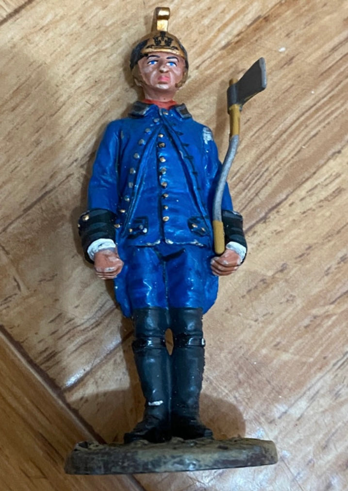Figurine ancienne en Plomb Delprado Pompier garde pompe tenue de feu Paris 1786