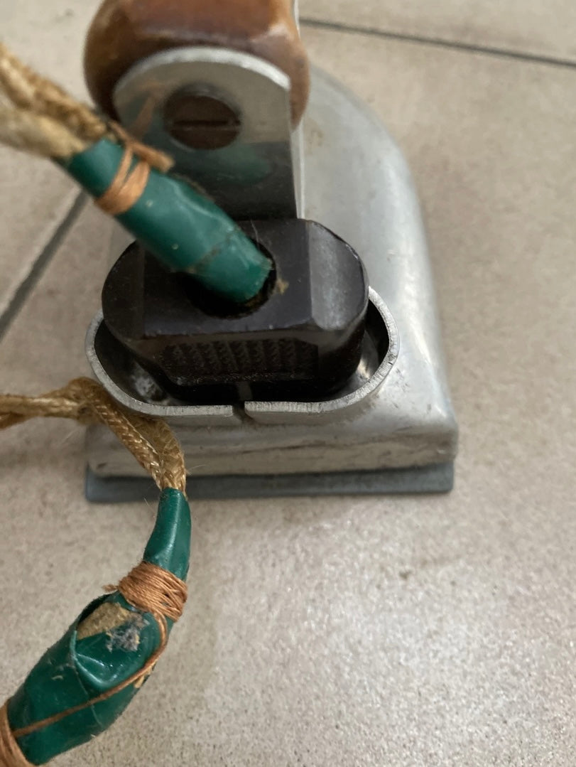 Fer à repasser petit taille. Certainement fer de voyage 40 130 V 80 Watts