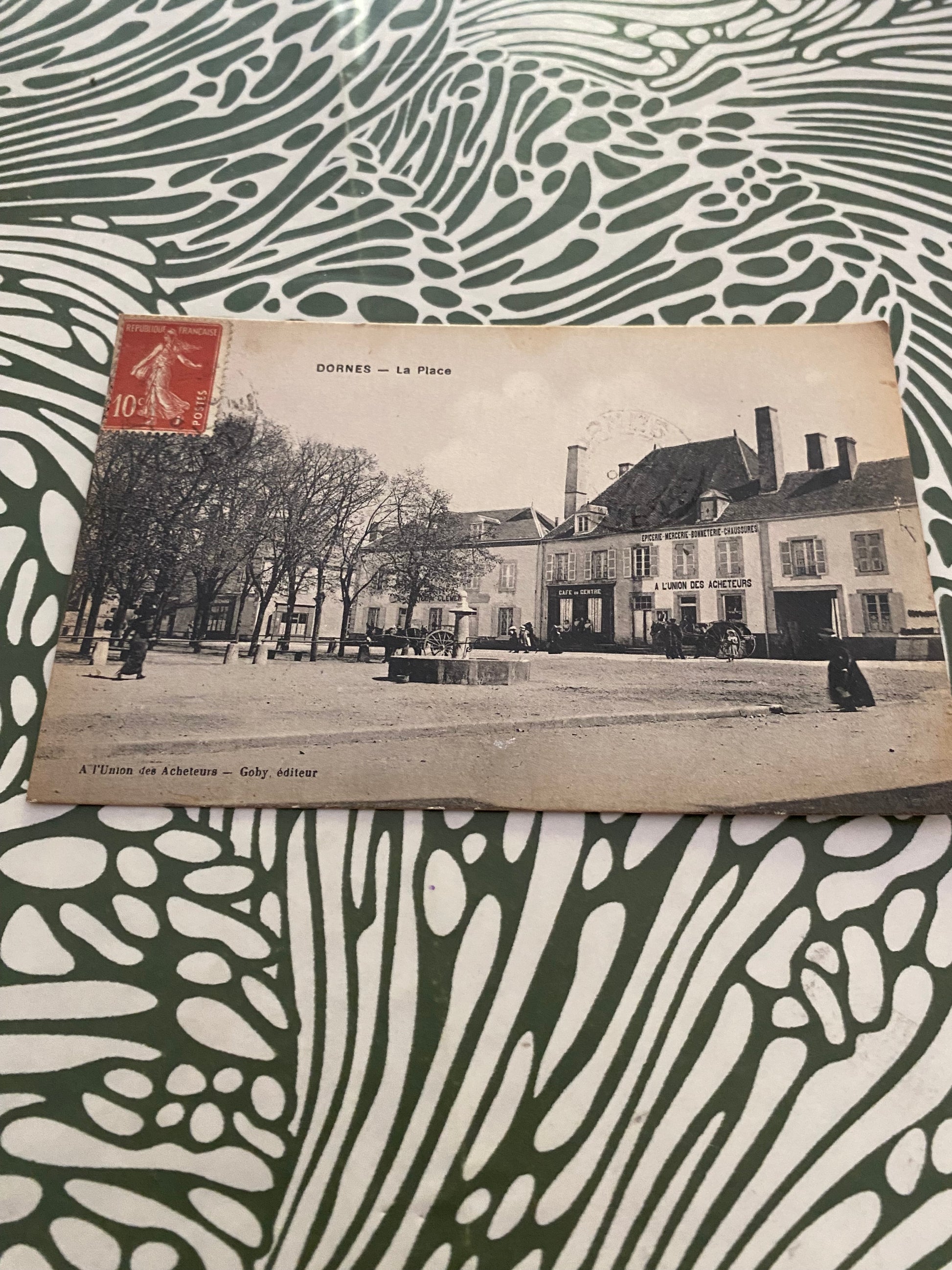 Carte postale ancienne Dornes. La Place
