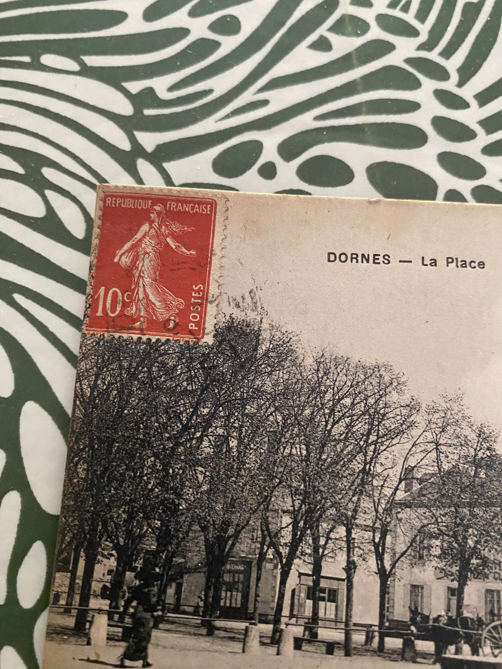 Carte postale ancienne Dornes. La Place