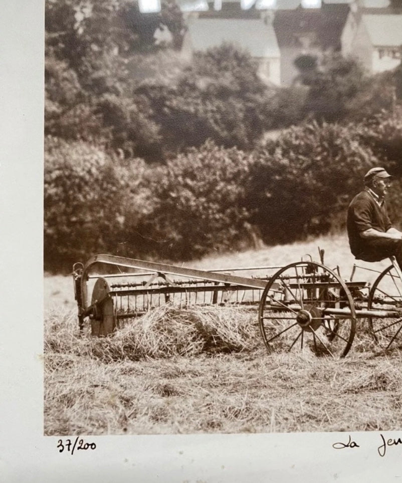Photo ancienne dans son cadre Gernot véritable numérotée et signée. Paysan
