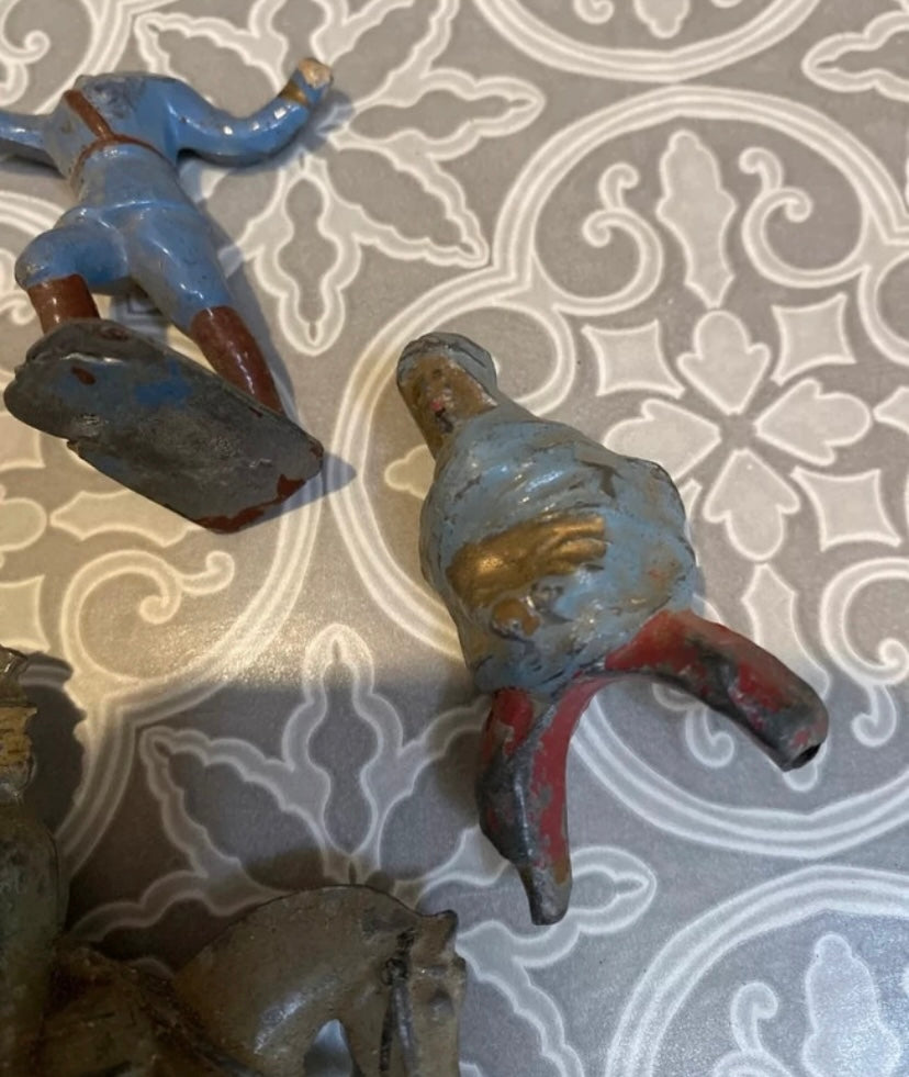 Figurines anciennes CBG Mignot Lot de 11 dans leurs jus. En métal