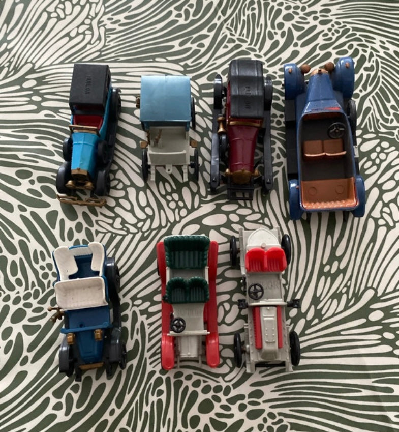 Voitures anciennes en plastiques publicitaires HUILOR Lot de 7. Des manques.