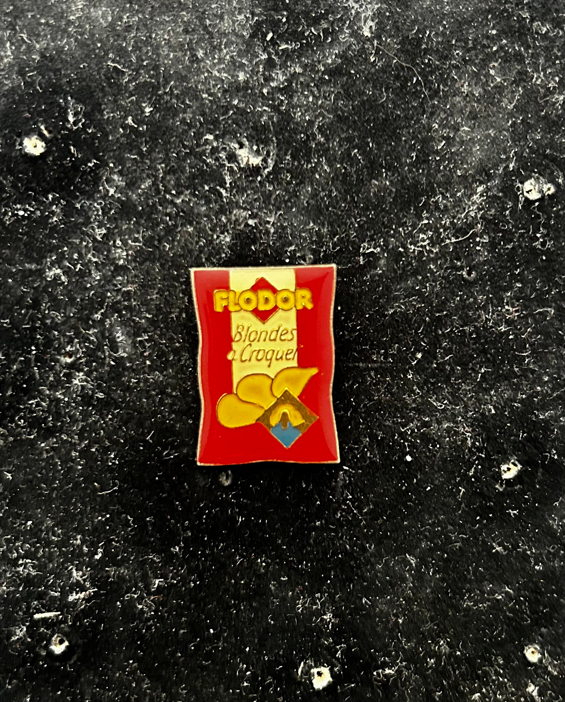 Pin’s ancien de collection Flodor Blonde à croquer