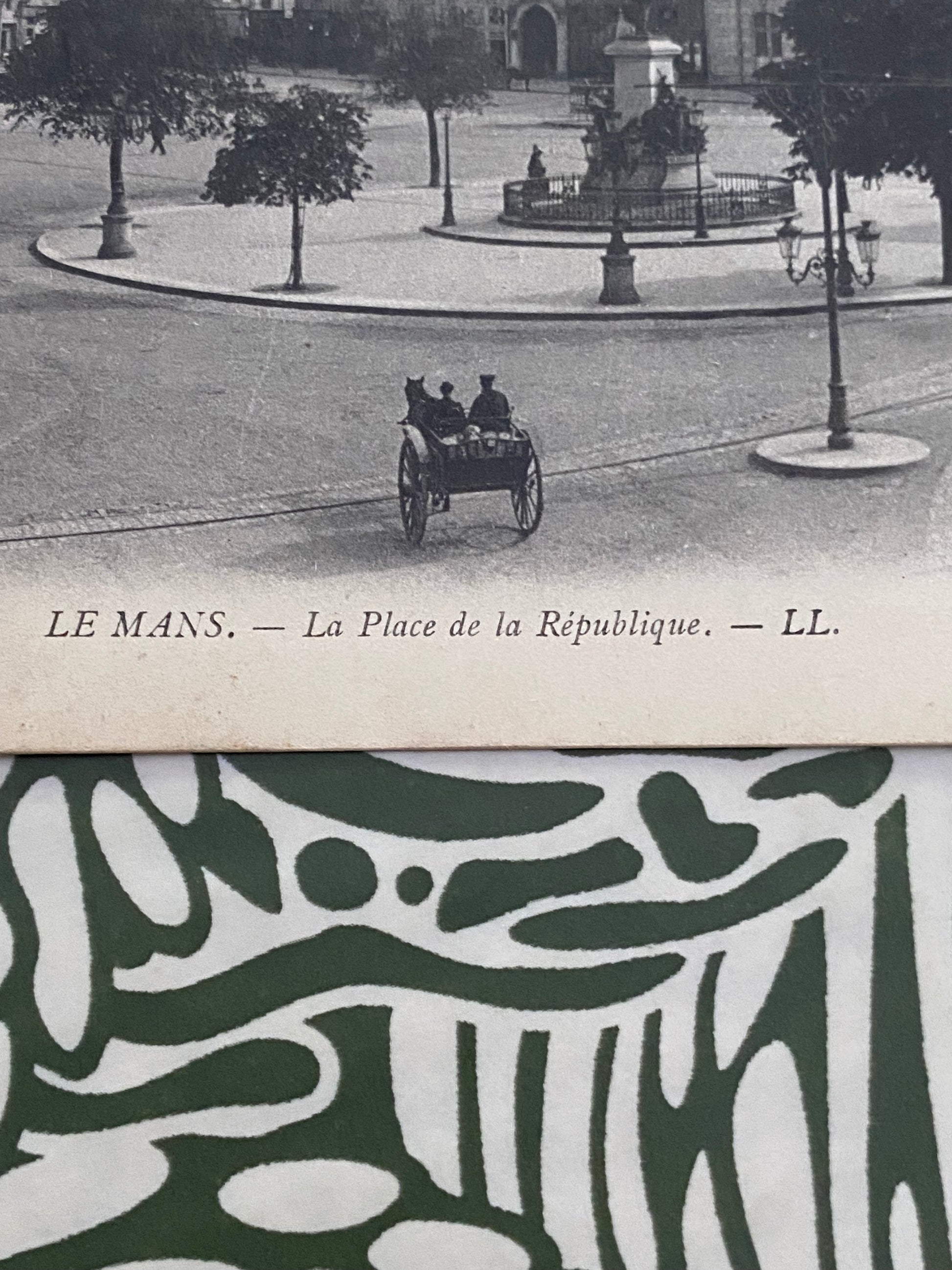 Carte postale ancienne. Le Mans. La place de la république. LL
