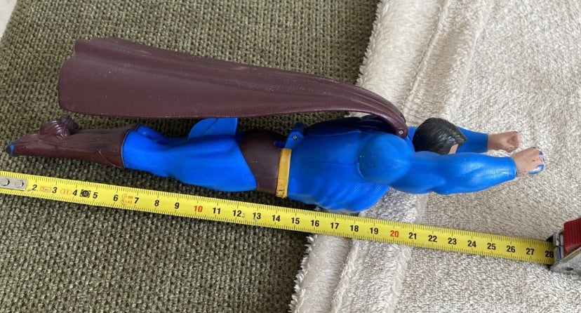 Figurine ancienne Superman en position de vol. Longueur 25 cm.