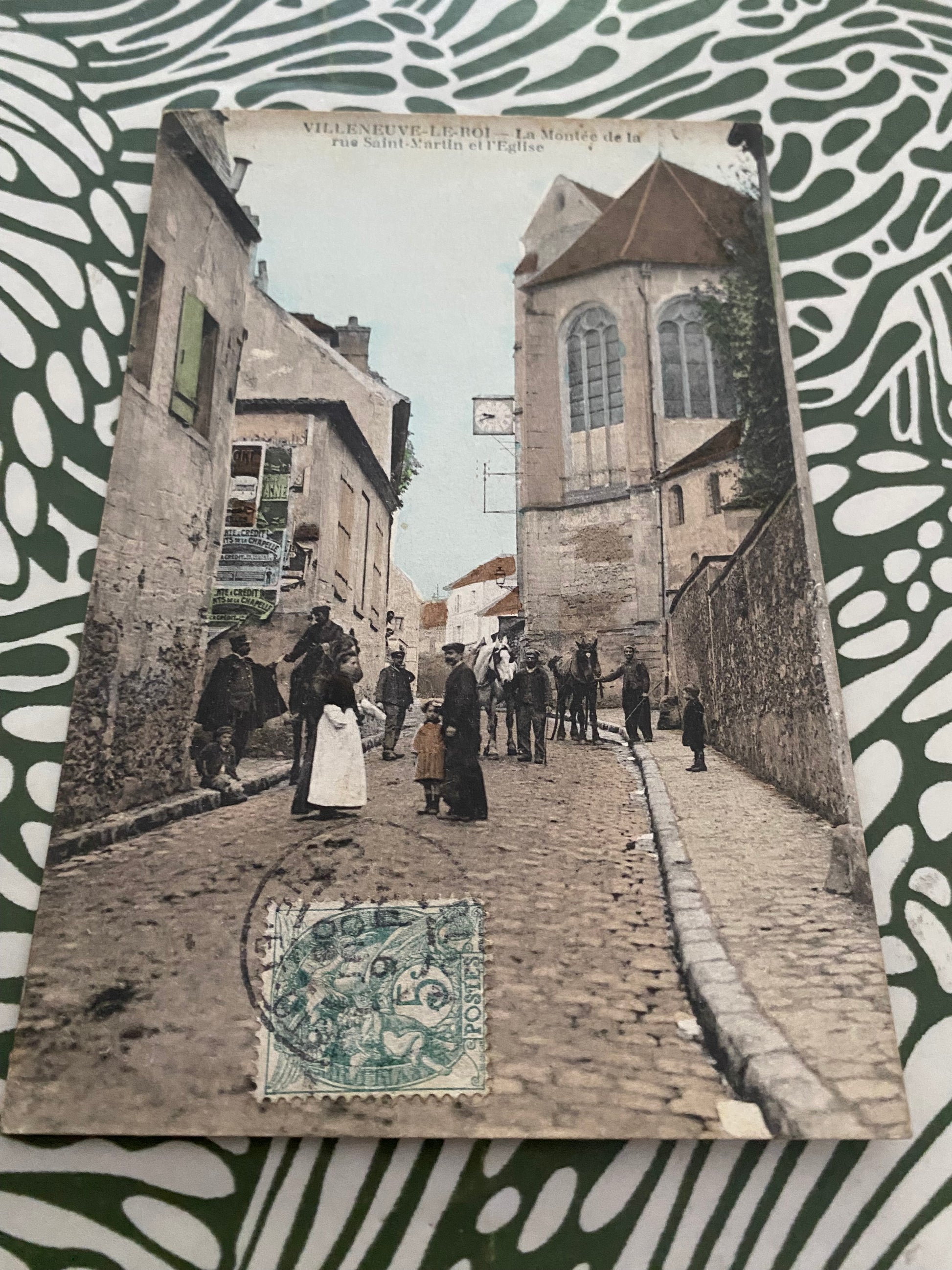 Carte postale ancienne Villeneuve-Le-Roi la montée de la rue Saint Martin et l’Eglise.