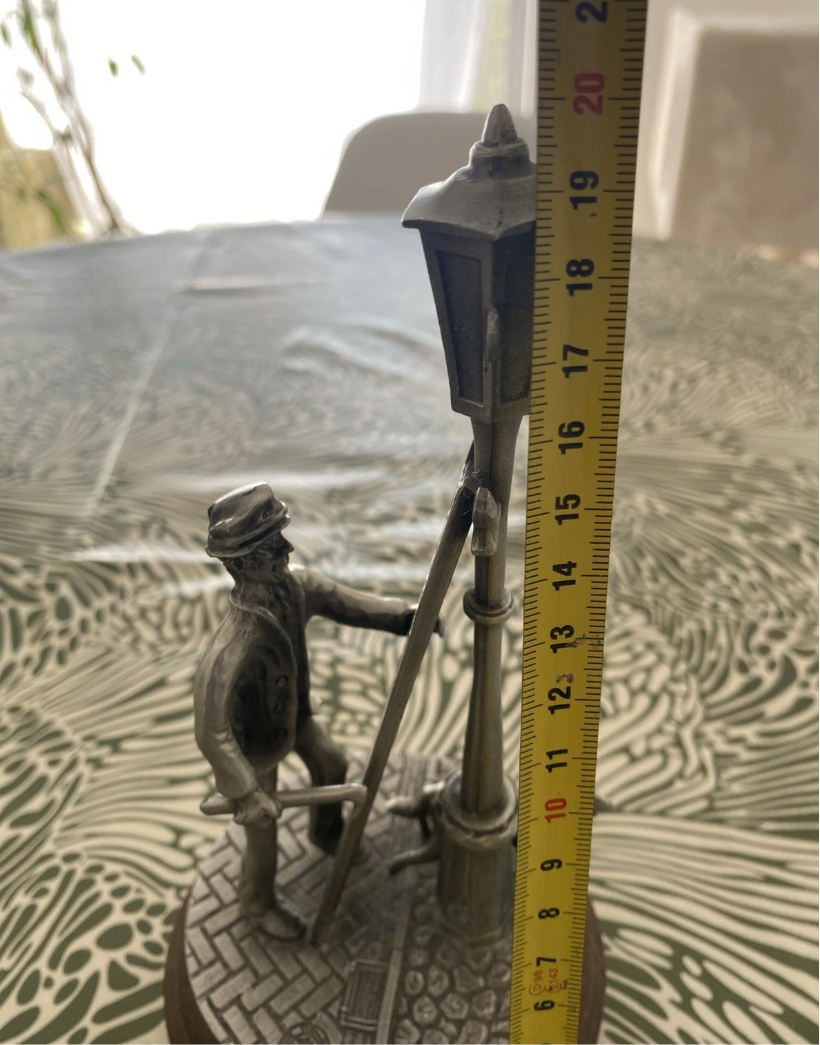 Figurine ancienne en Étain allumeur de réverbère. Marque GAS étain d’Art.