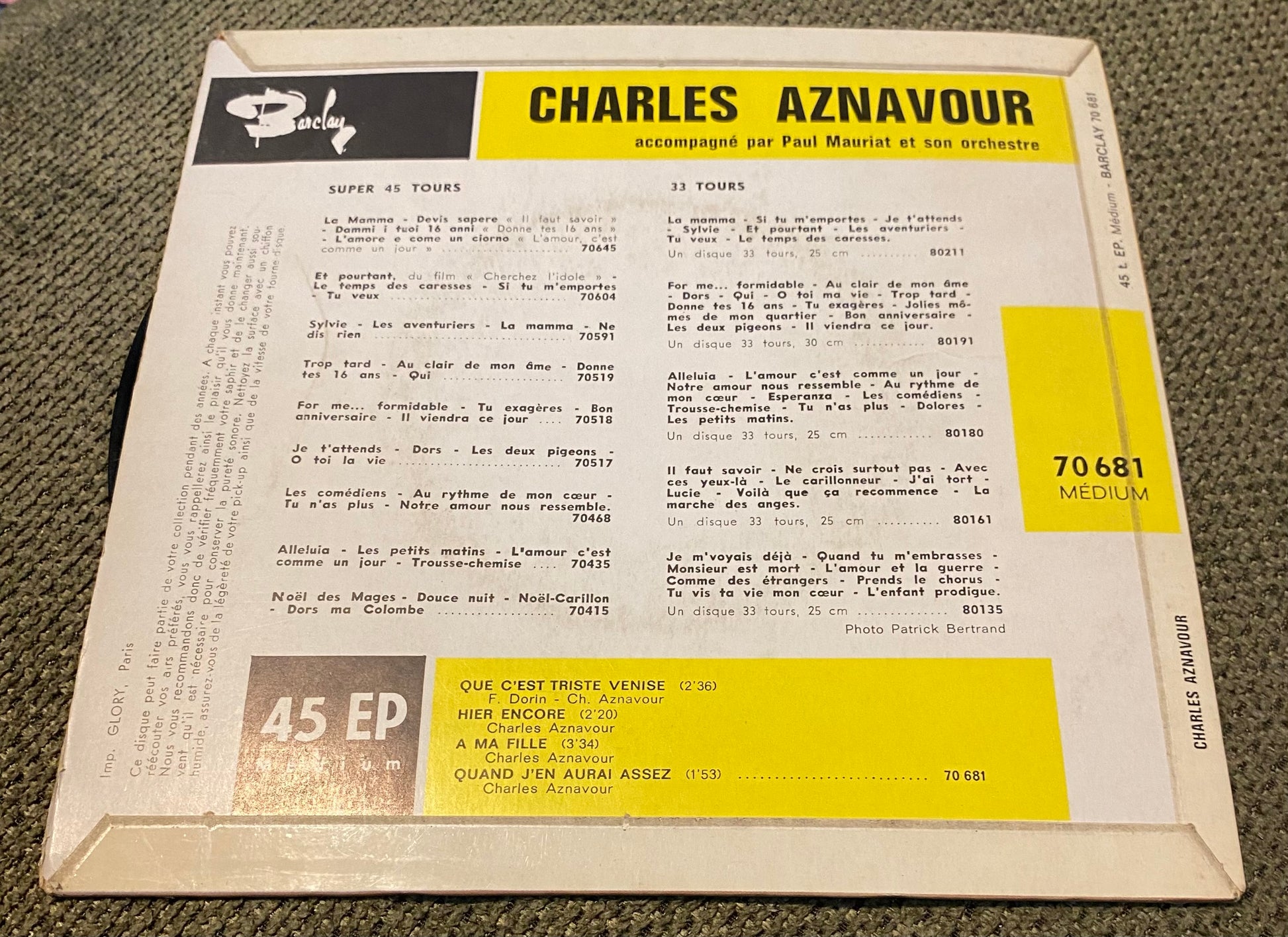 Disque vinyle 45 tours Charles Aznavour. Que c’est triste Venise