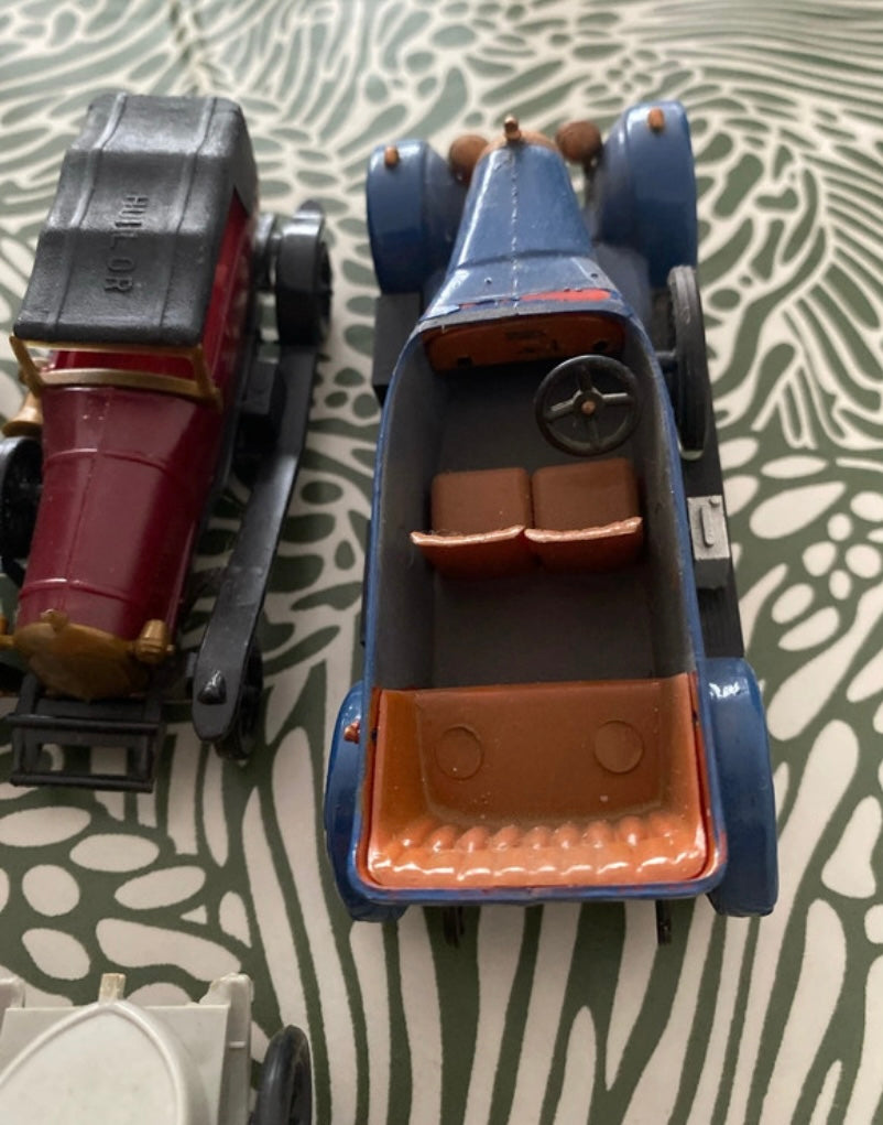 Voitures anciennes en plastiques publicitaires HUILOR Lot de 7. Des manques.