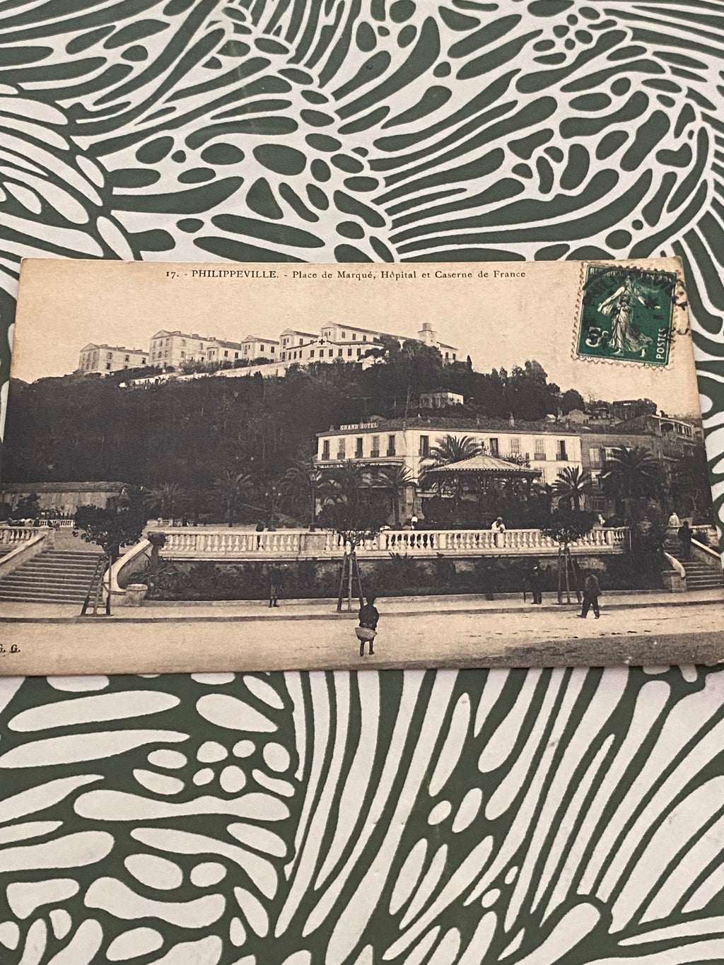 Carte postale ancienne Philippeville. Place de Marqué Hôpital et caserne de France