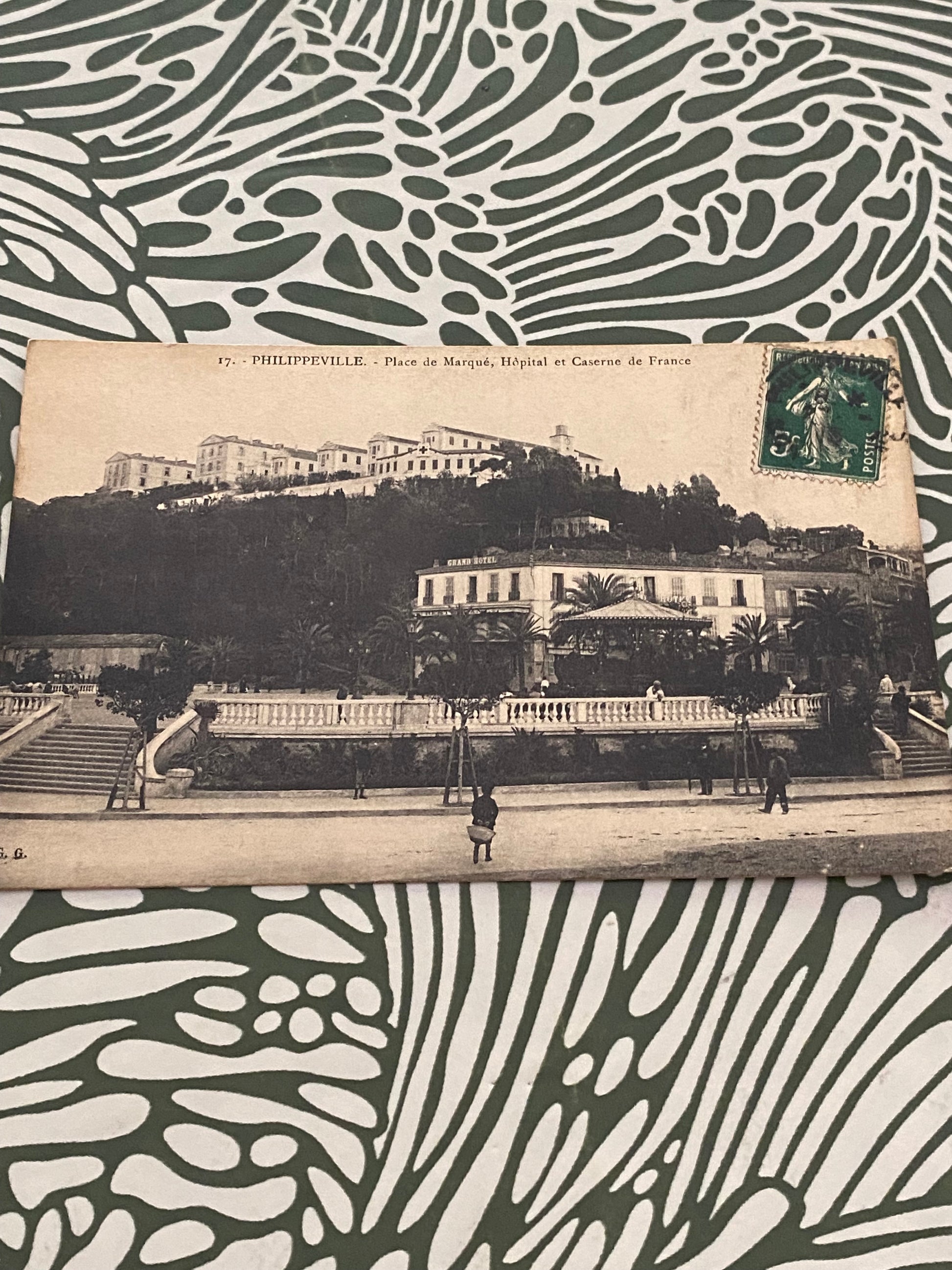 Carte postale ancienne Philippeville. Place de Marqué Hôpital et caserne de France