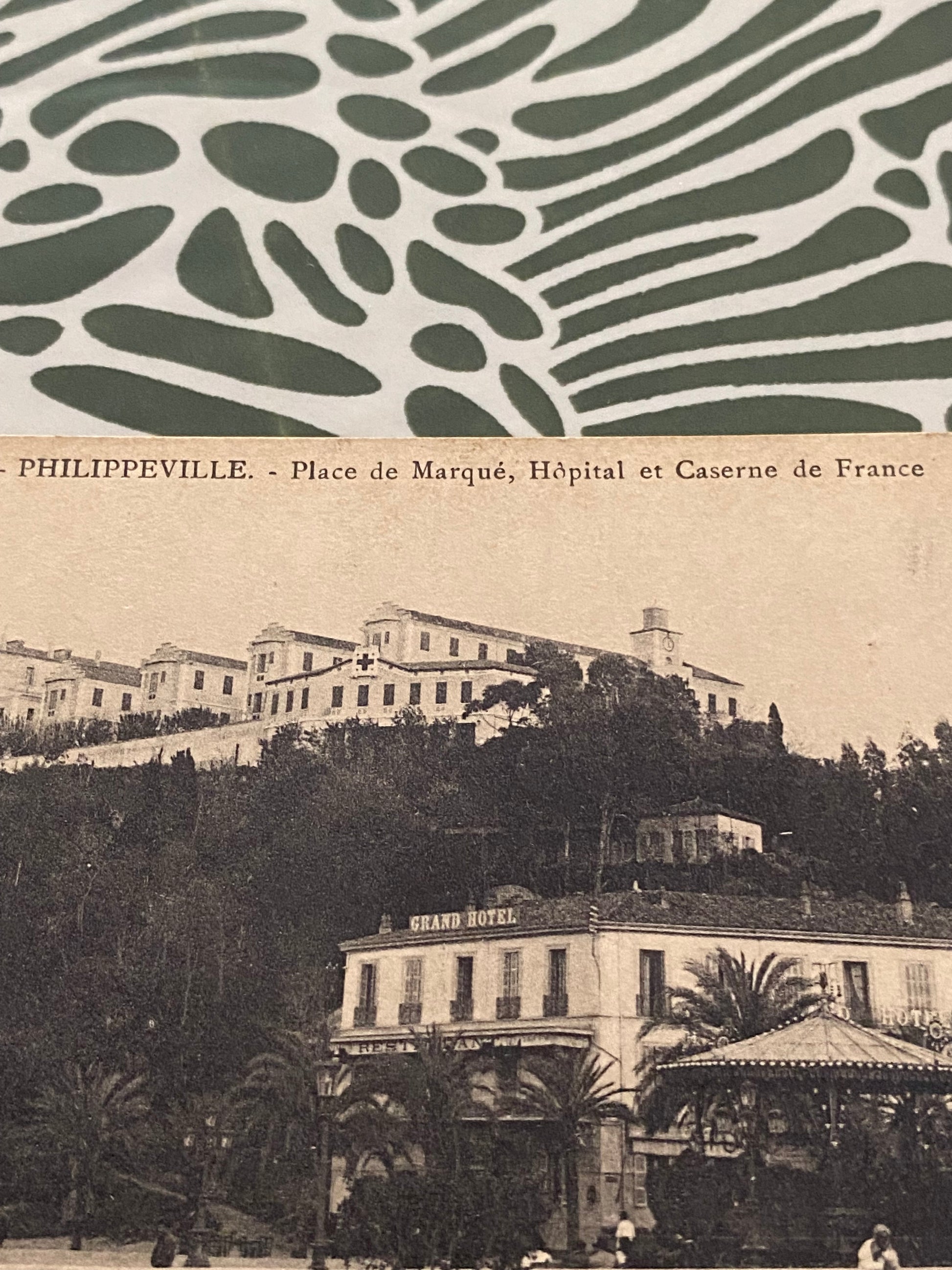 Carte postale ancienne Philippeville. Place de Marqué Hôpital et caserne de France