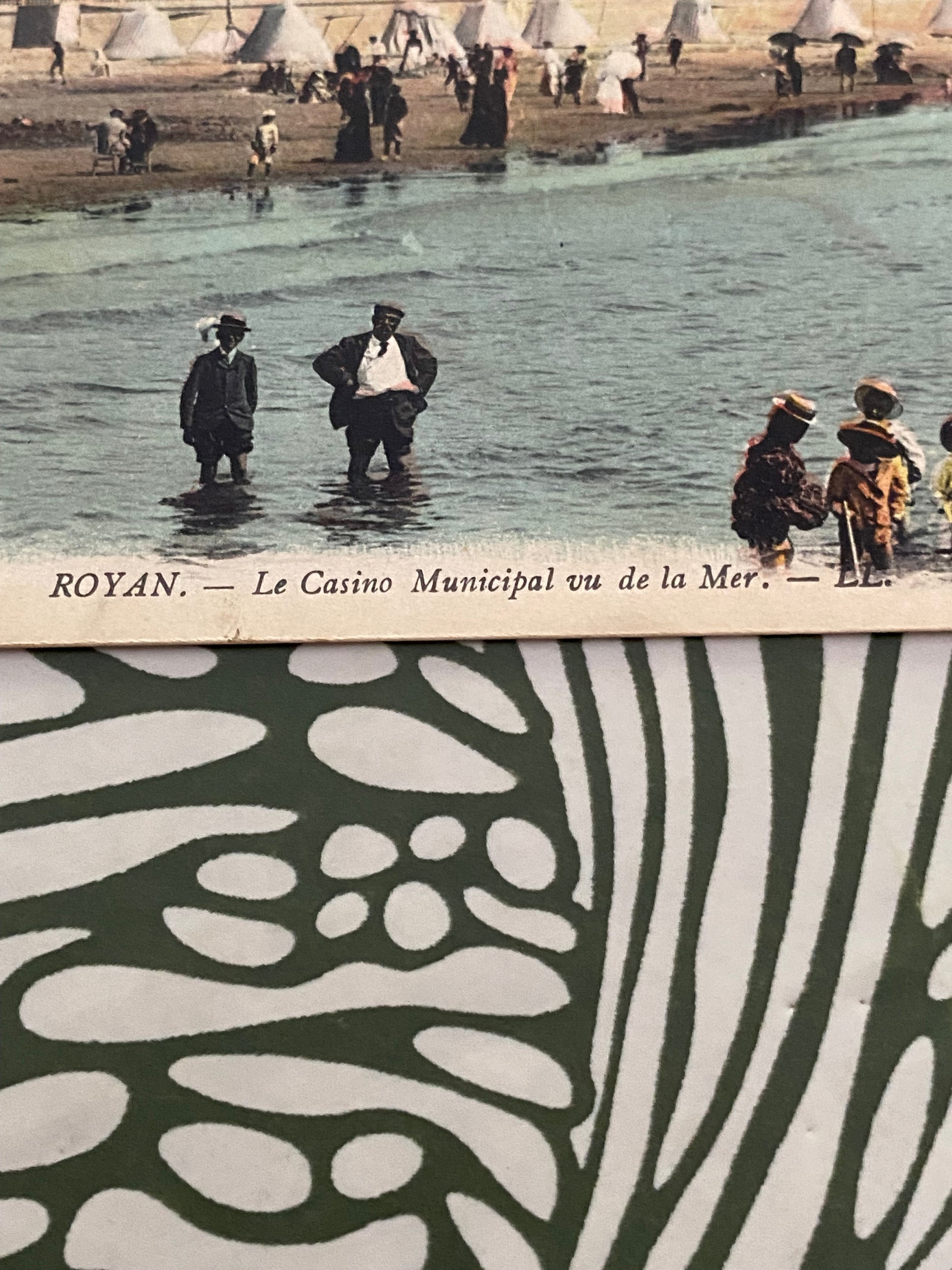 Carte postale ancienne Royan. Le casino municipal vu sur la mer