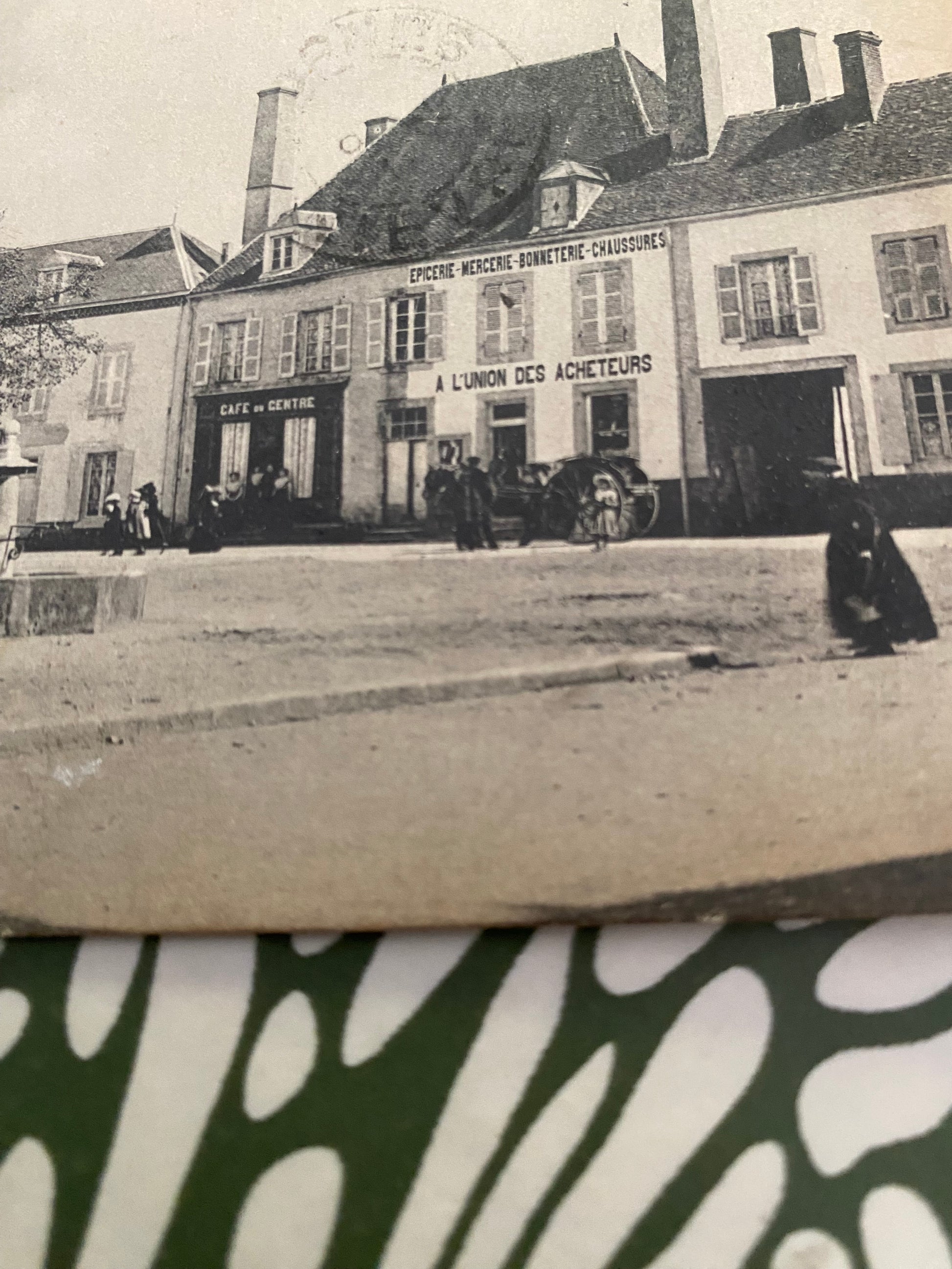 Carte postale ancienne Dornes. La Place