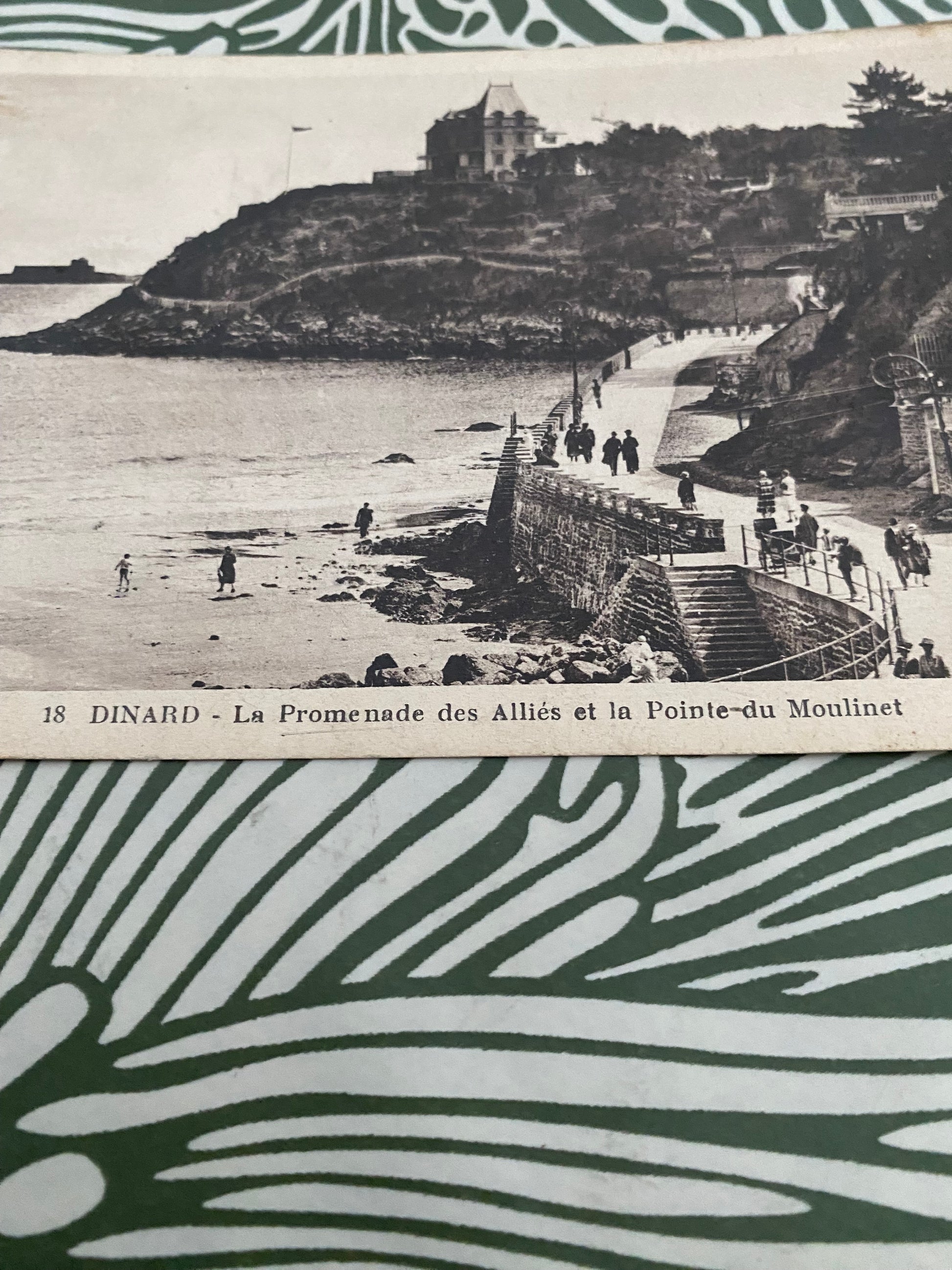 Carte postale ancienne Dinard. La promenade des alliés et la pointe du Moulinet