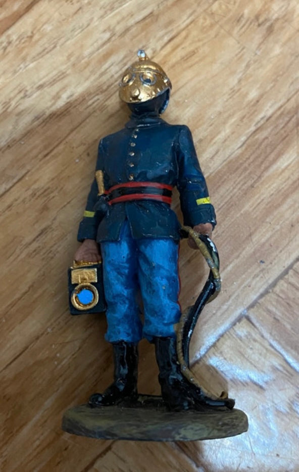 Figurine ancienne en Plomb Delprado Pompier tenue de feu avec casque respiratoire France 1893
