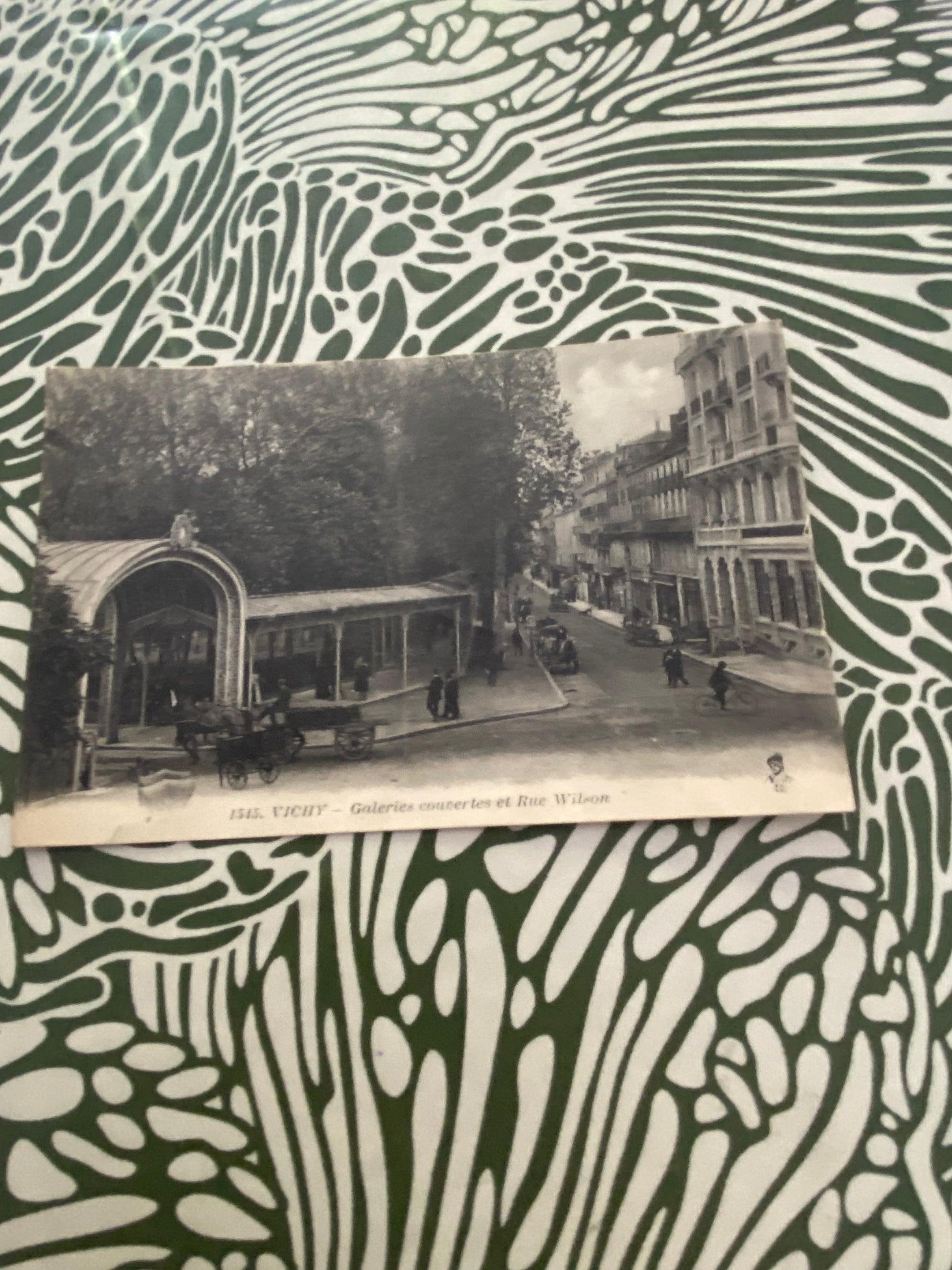 Carte postale ancienne Vichy. Galeries couvertes et rue Wilson