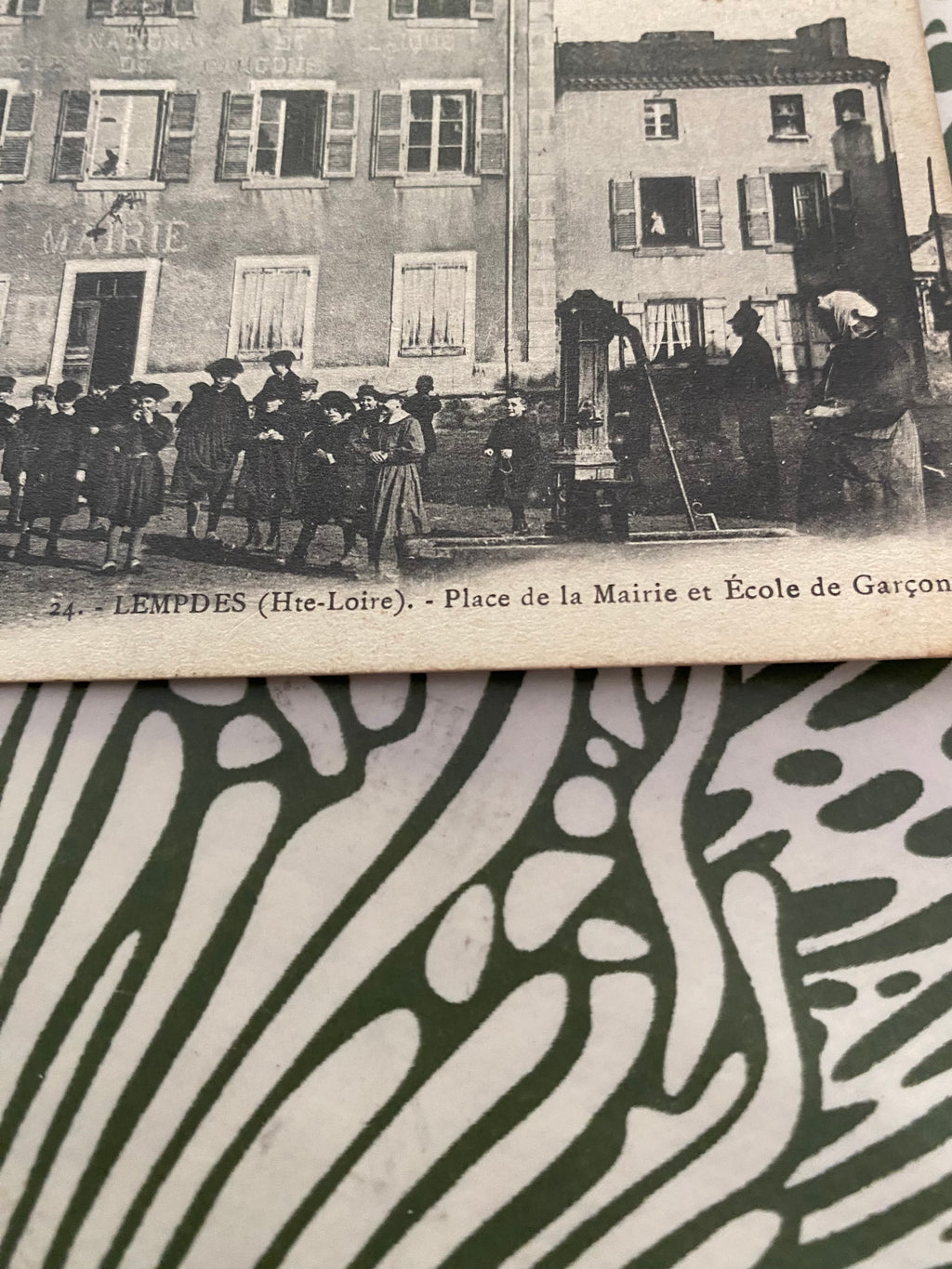 Carte postale ancienne Lempdes haute LOIRE. Place de la mairie et écoles des garçons