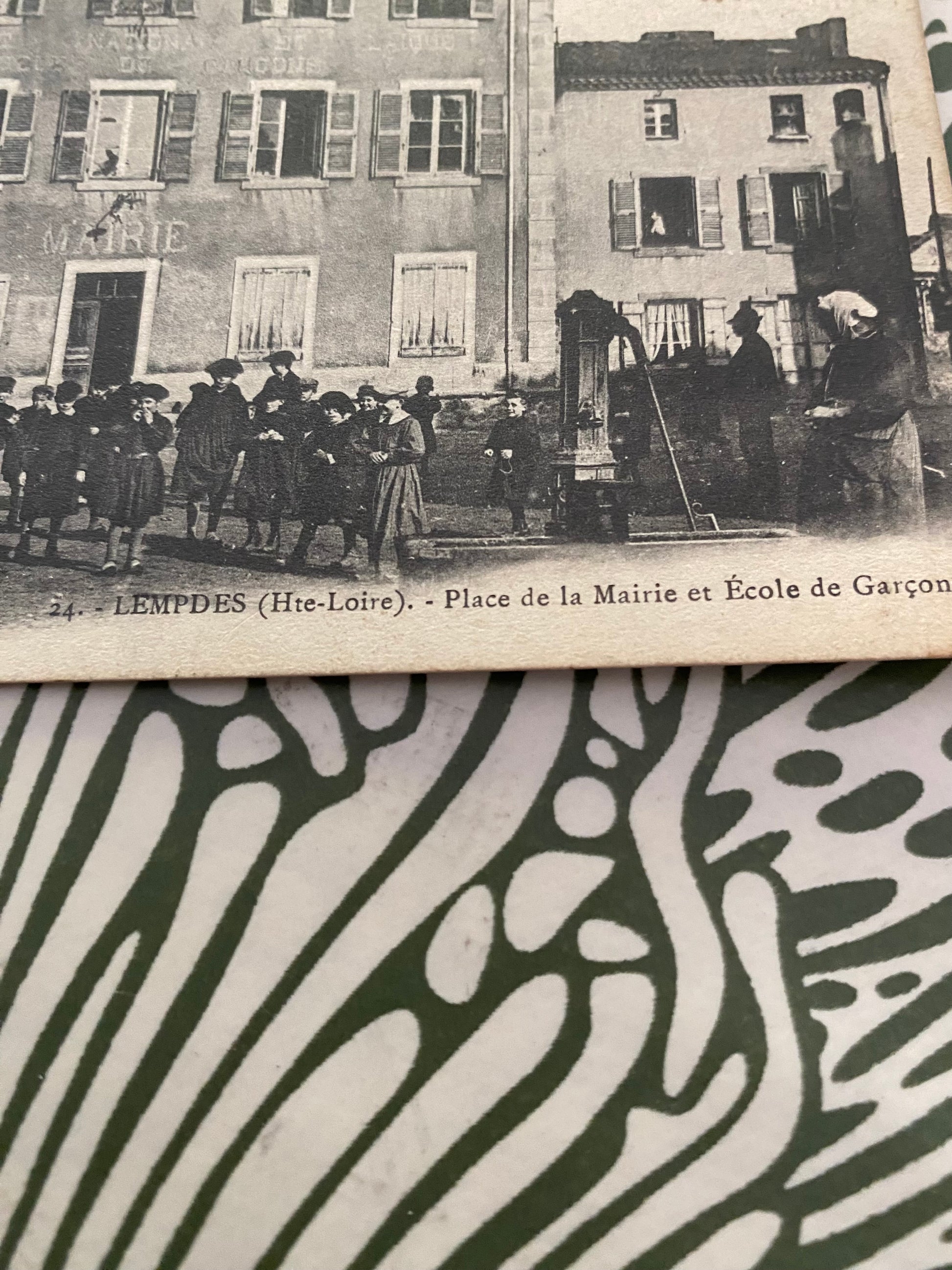 Carte postale ancienne Lempdes haute LOIRE. Place de la mairie et écoles des garçons