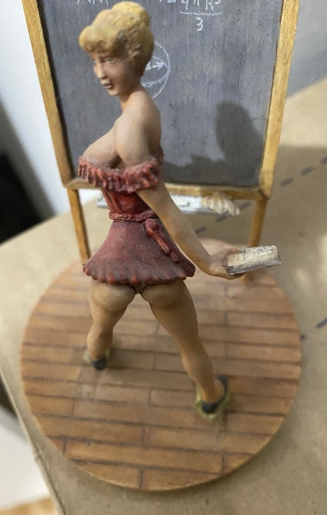 Figurine ancienne Pin Up marque pheonix scène maîtresse d’école professeur