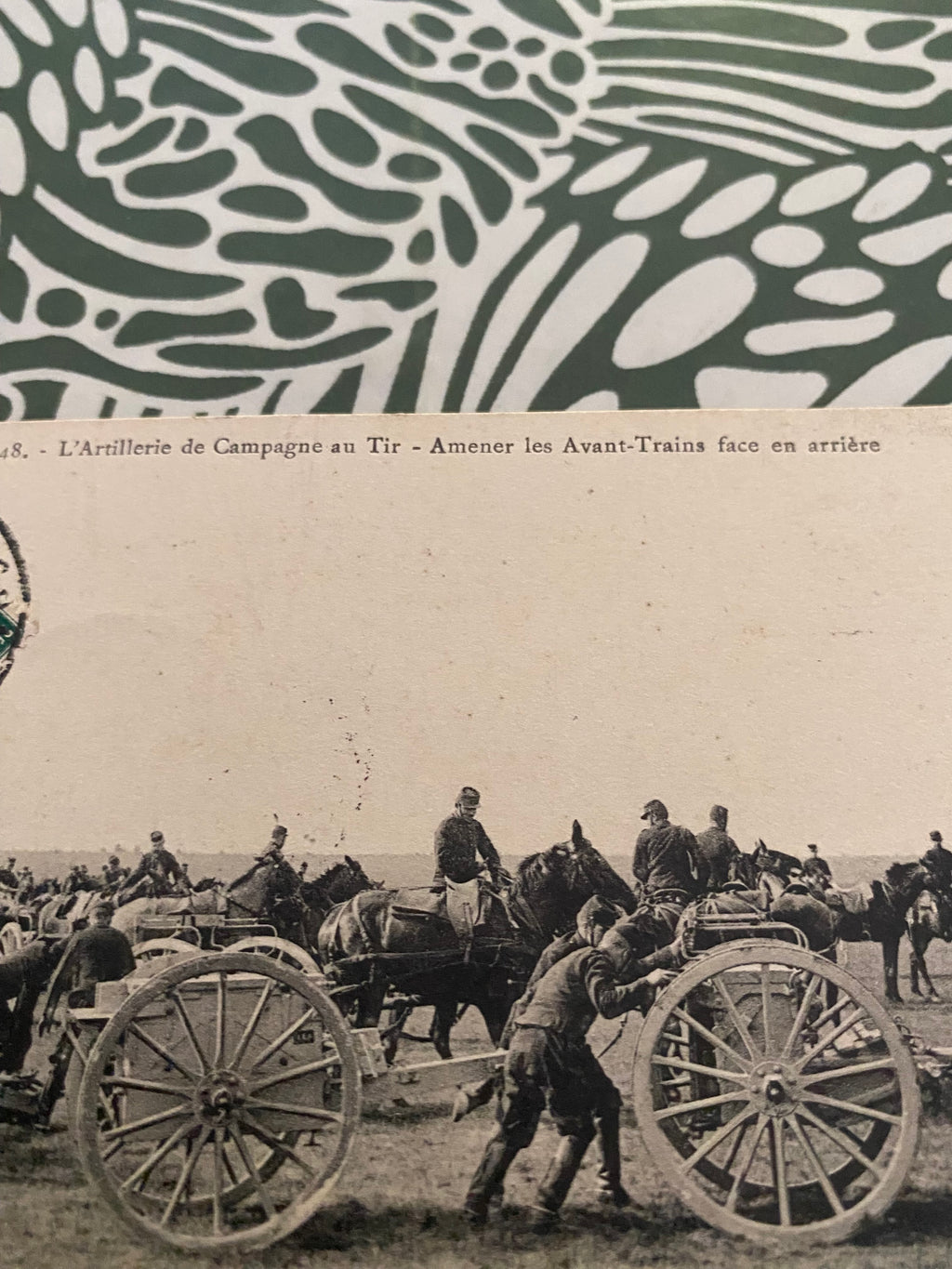 Carte postale L’Artillerie de Campagne au tir. Amener les avant-Trains face en arrière