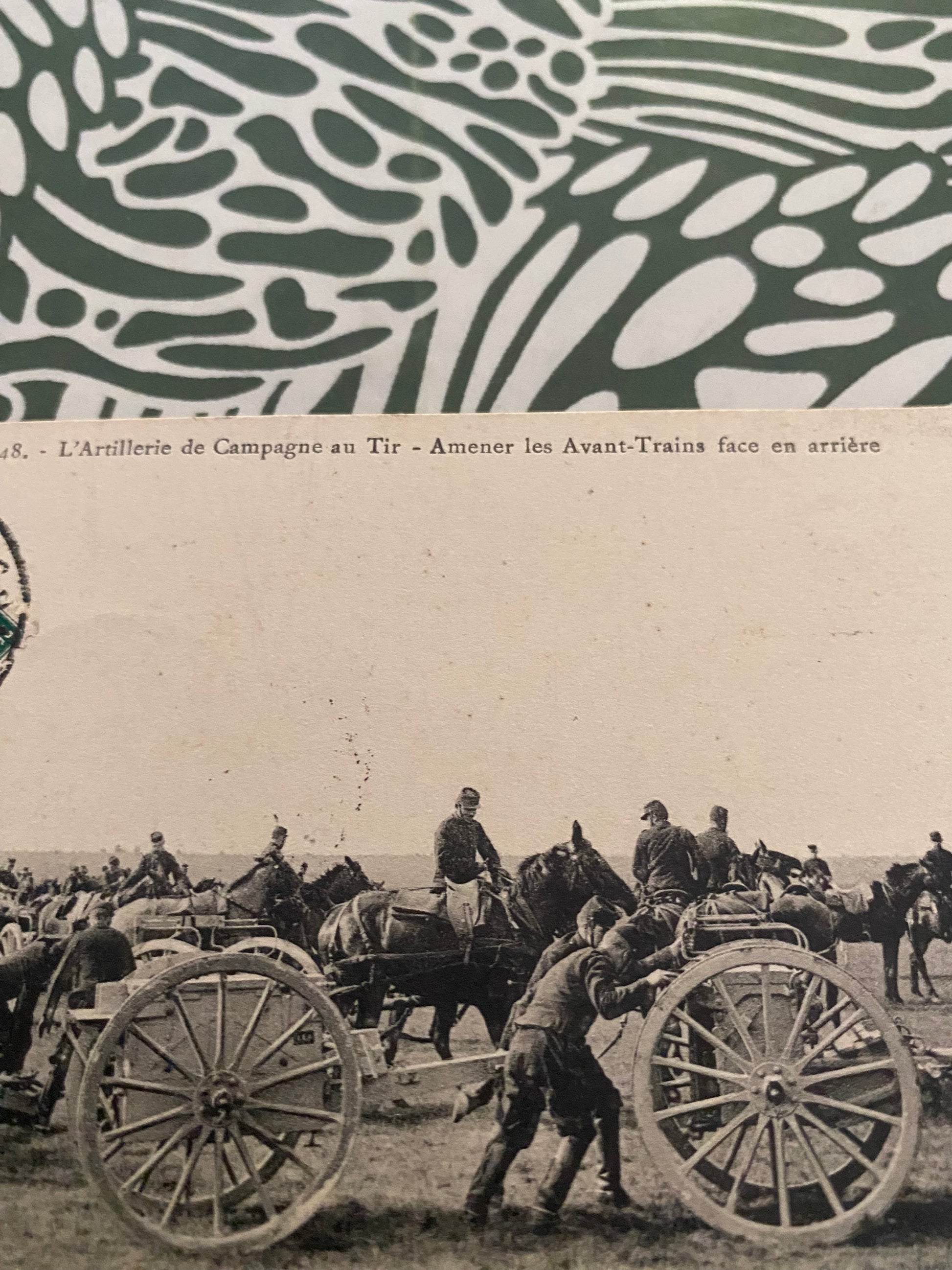 Carte postale L’Artillerie de Campagne au tir. Amener les avant-Trains face en arrière