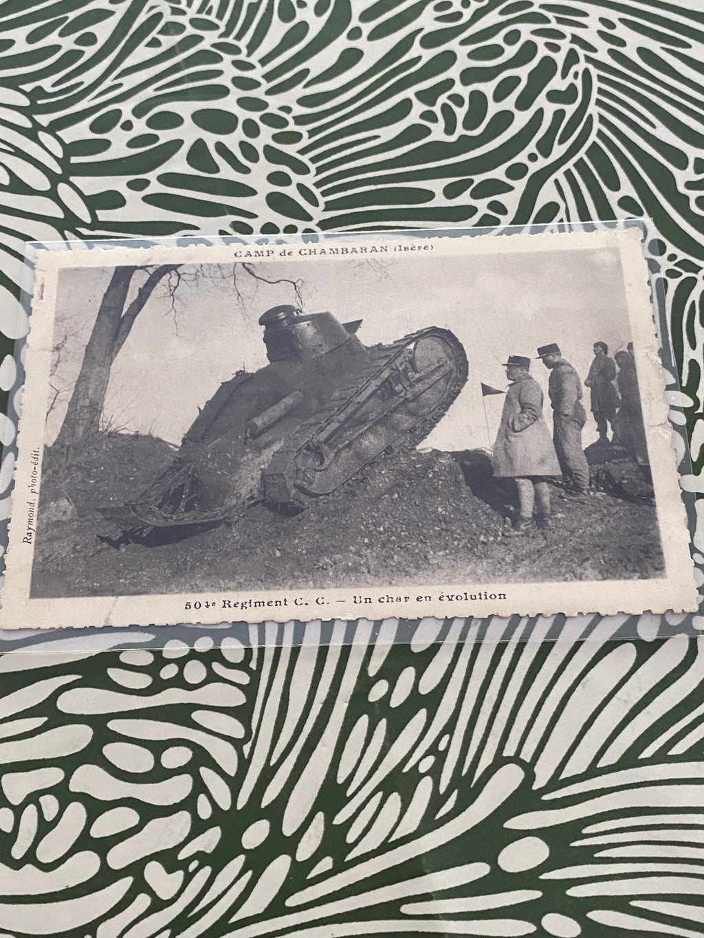 Carte postale ancienne. 504ieme régiment C. C. Un char en évolution. Dans une pochette de protection