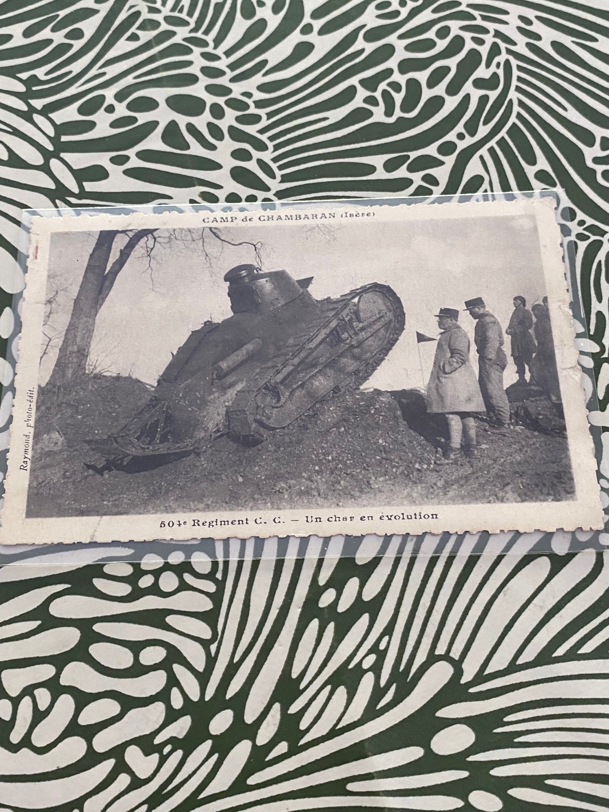 Carte postale ancienne. 504ieme régiment C. C. Un char en évolution. Dans une pochette de protection