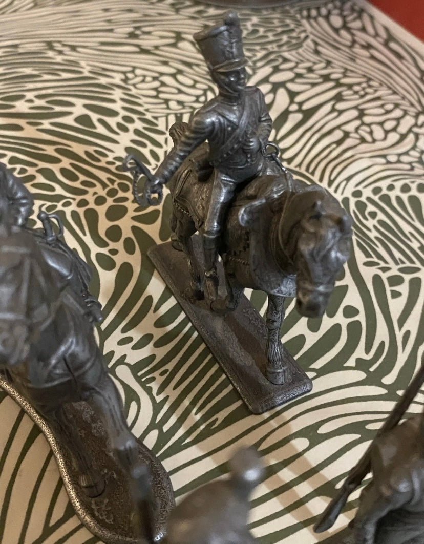 Figurines MHSP Lot de 4. Un pied du cheval de Napoléon est dessoudé