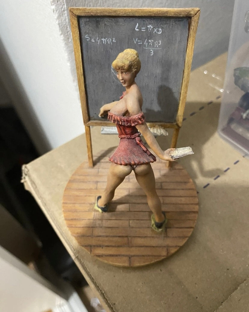 Figurine ancienne Pin Up marque pheonix scène maîtresse d’école professeur