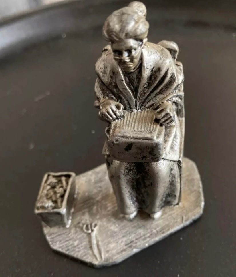 Figurine ancien en plomb. Métier Tisseuse. Grand mère