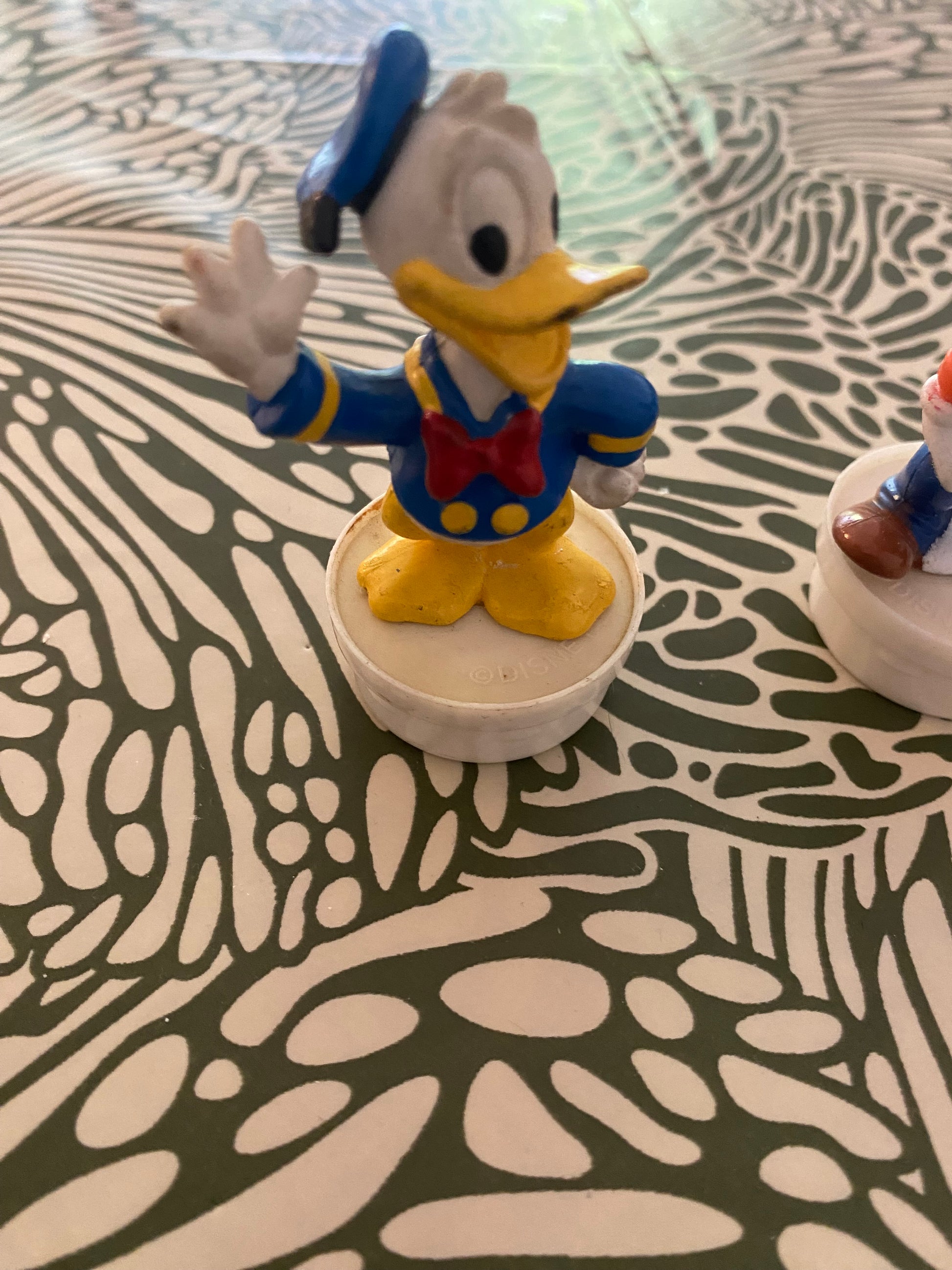 Figurines Disney Donald et Pluto. Bouchons de Smarties Lot de 2.