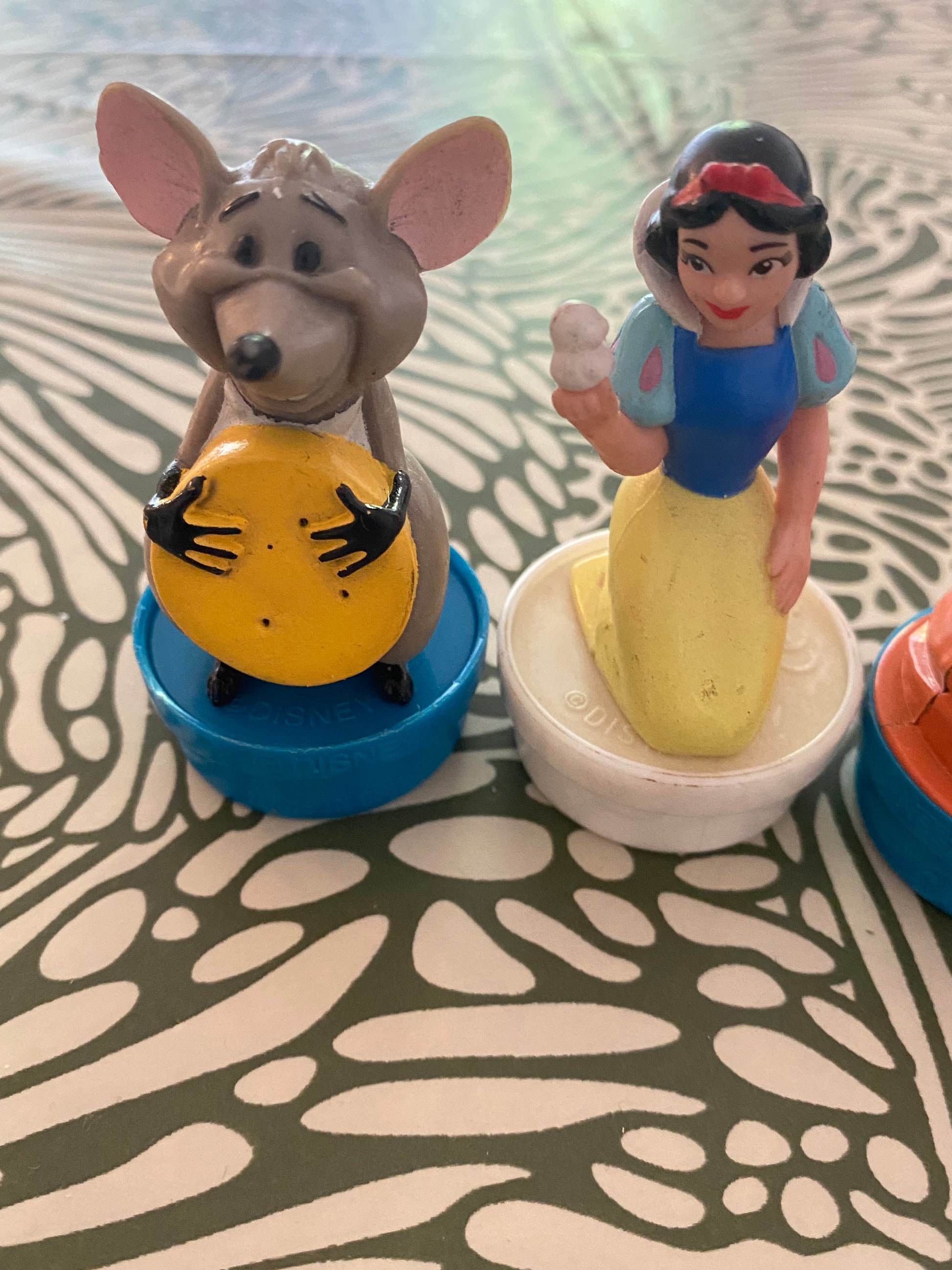 Figurines Disney bouchons smarties nestlé. Lot de 4