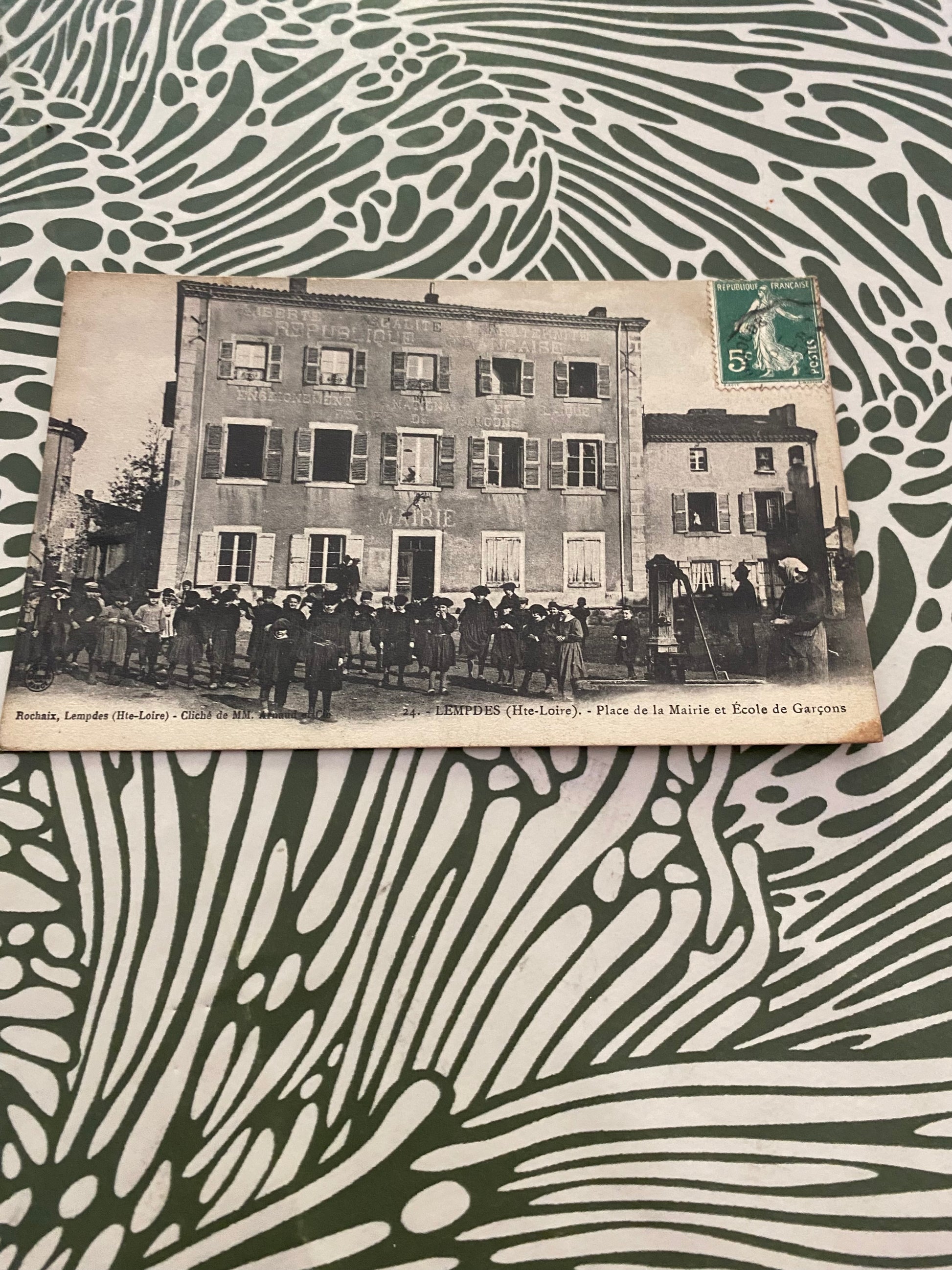 Carte postale ancienne Lempdes haute LOIRE. Place de la mairie et écoles des garçons