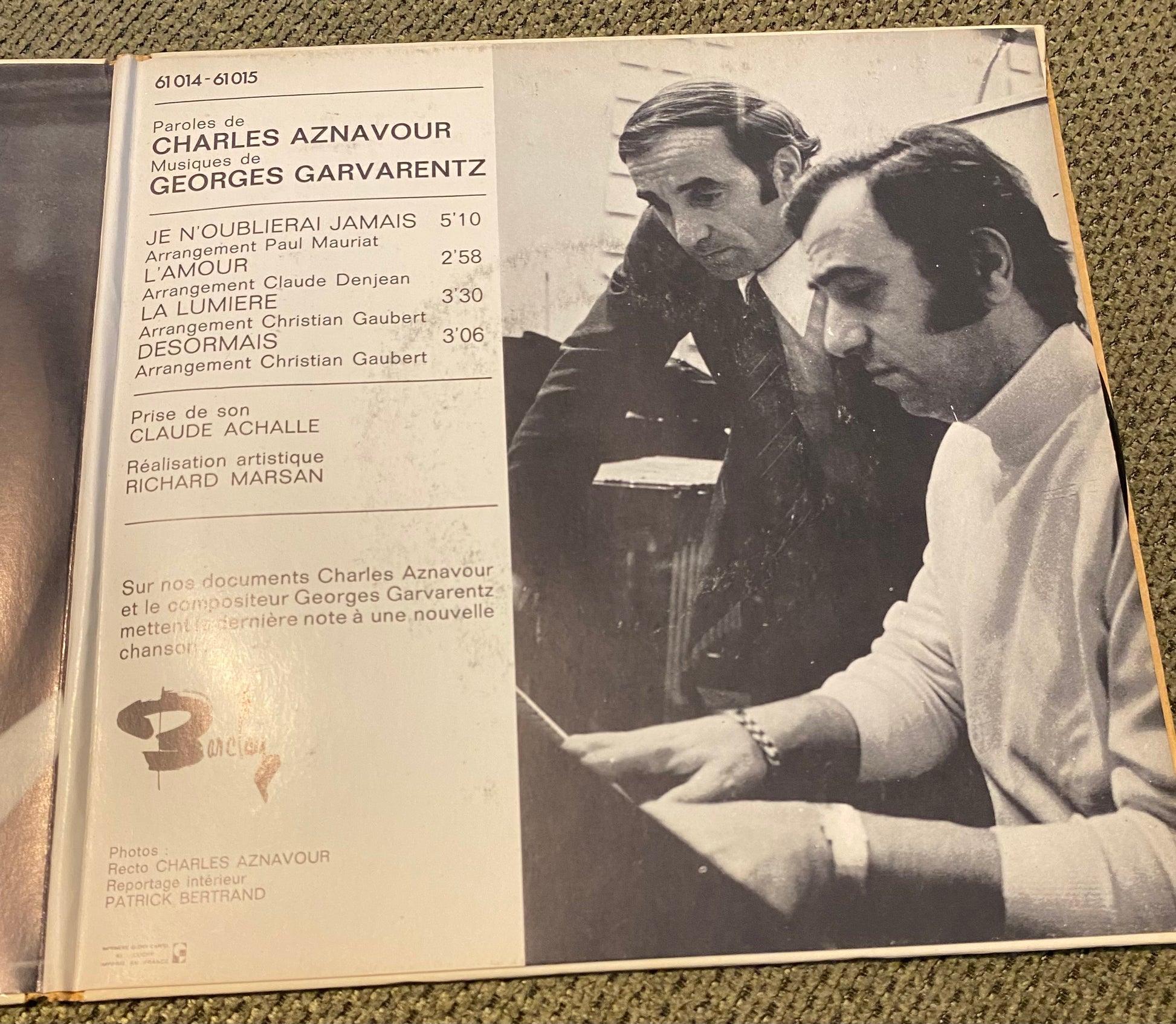 Disque vinyle 45 Tours Charles Aznavour Je n’oublierai jamais
