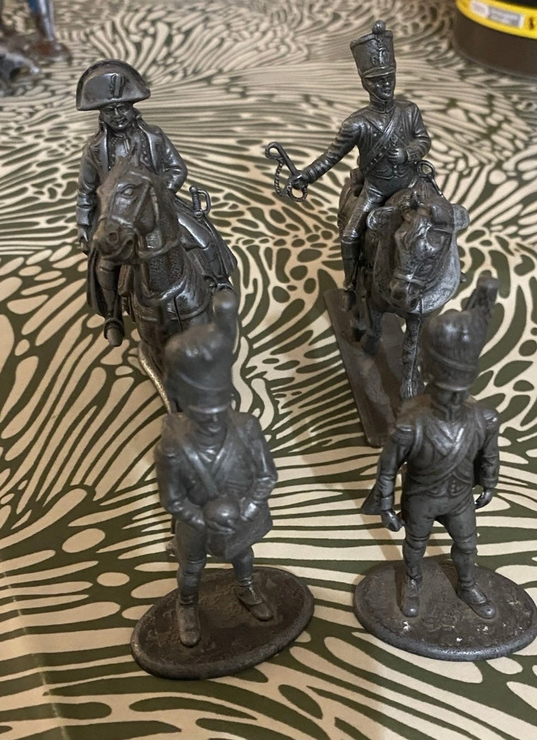 Figurines MHSP Lot de 4. Un pied du cheval de Napoléon est dessoudé
